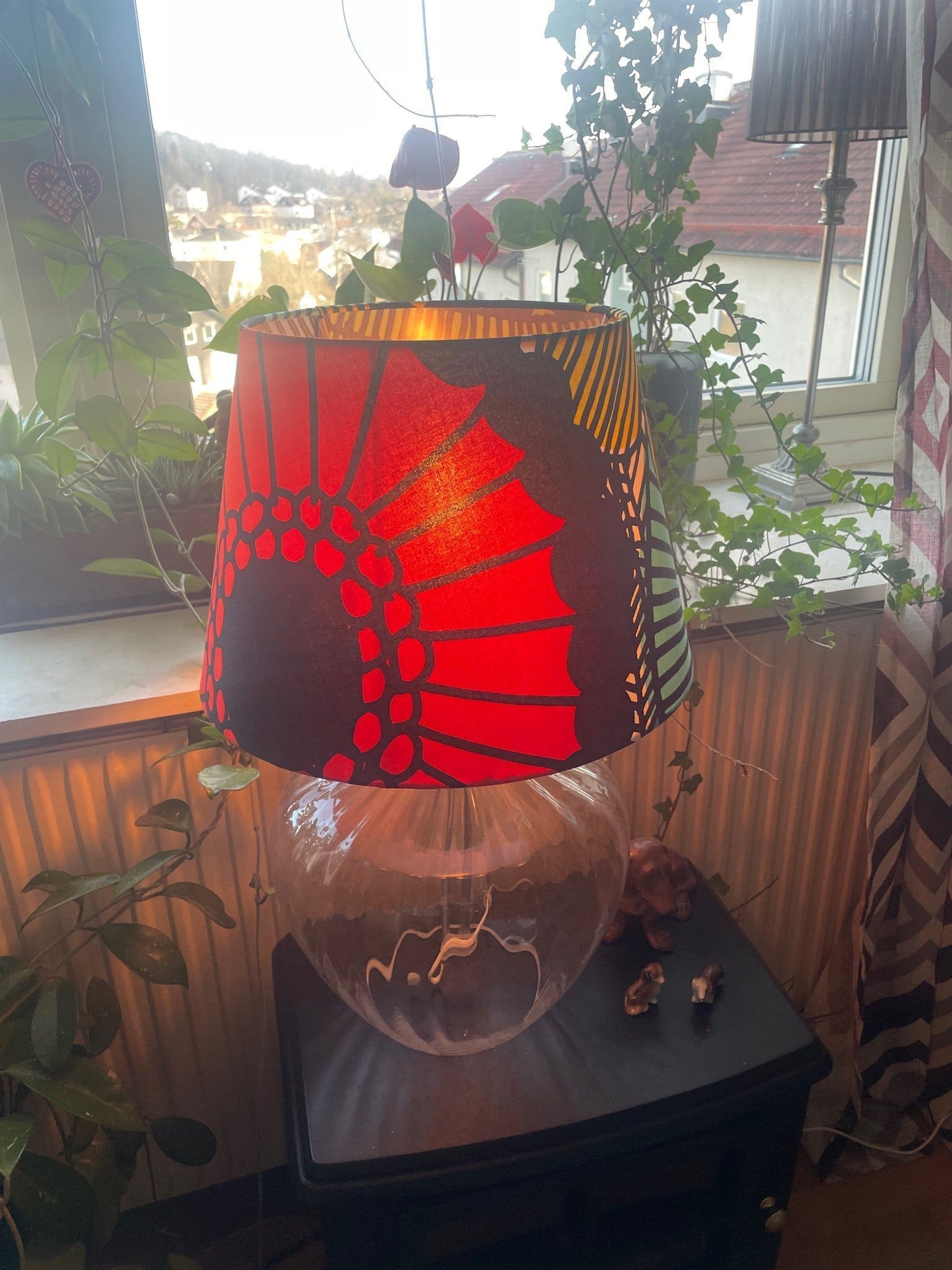 Bordslampa med glasskärm och mönstrad lampskärm
