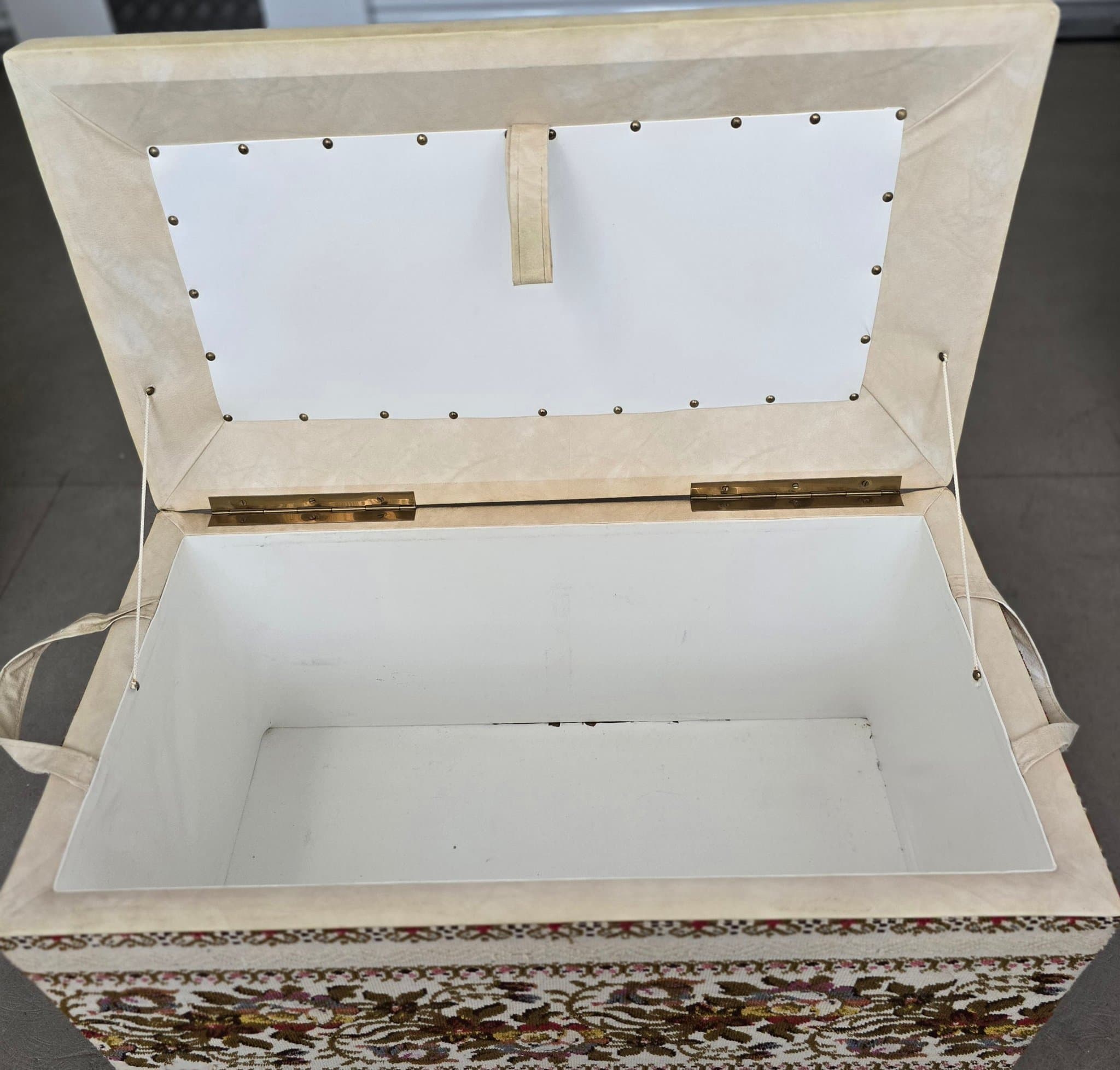 Retro Förvaringslåda med Broderad Design ~ längden 70 cm Bredd 40cm höjden 40 cm