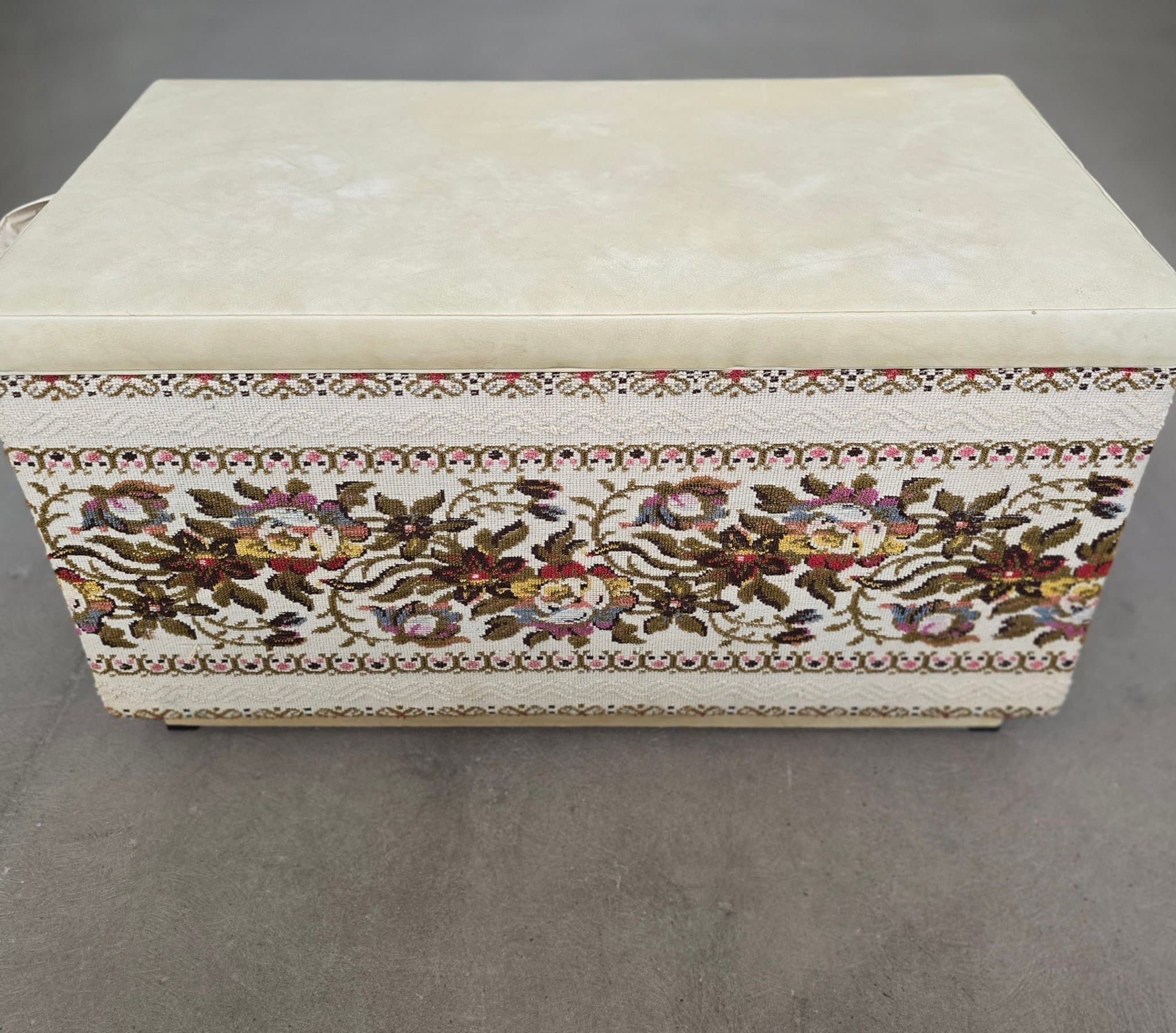 Retro Förvaringslåda med Broderad Design ~ längden 70 cm Bredd 40cm höjden 40 cm