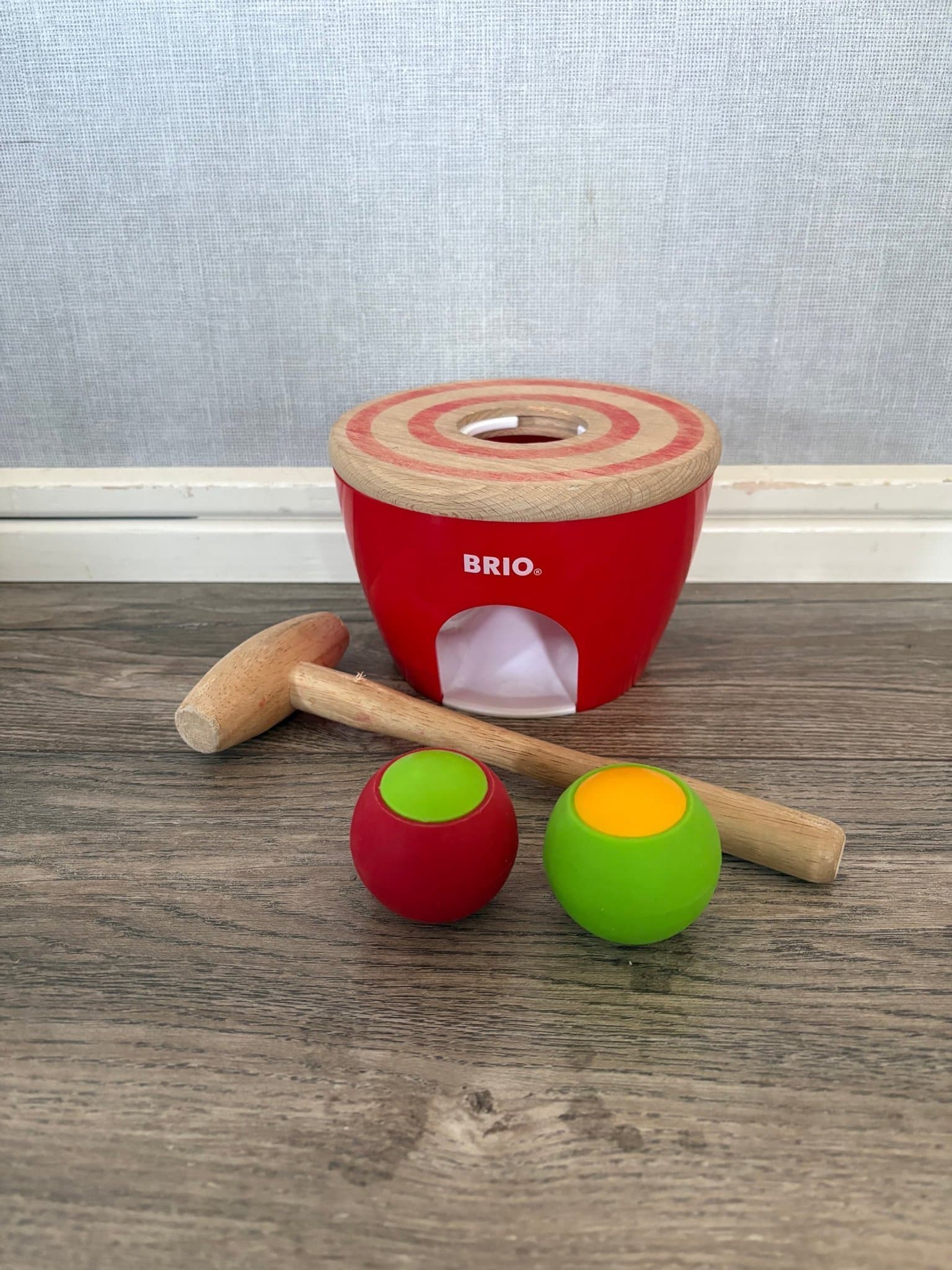 BRIO 30519 Bollbultbräde med hammare och 2st bollar / hammarbänk / bultbräda