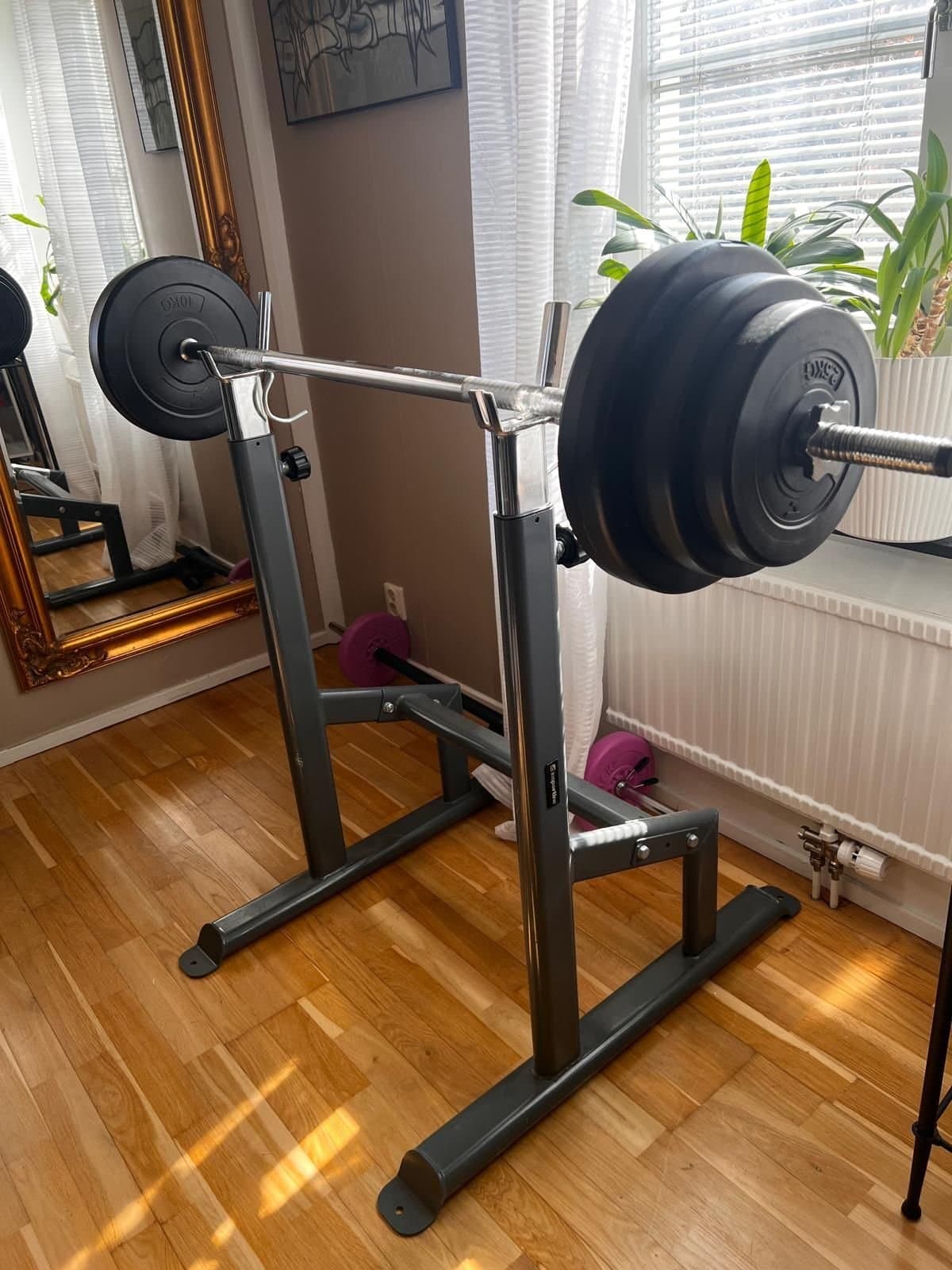 Skivstångsställning med 35 kg vikter och stång