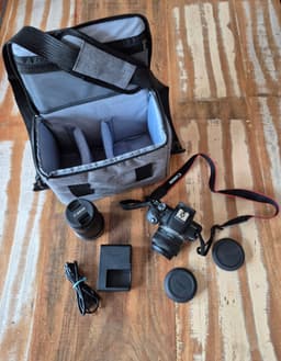 Canon EOS R100 – Komplett paket med dubbla objektiv, väska & kvitton