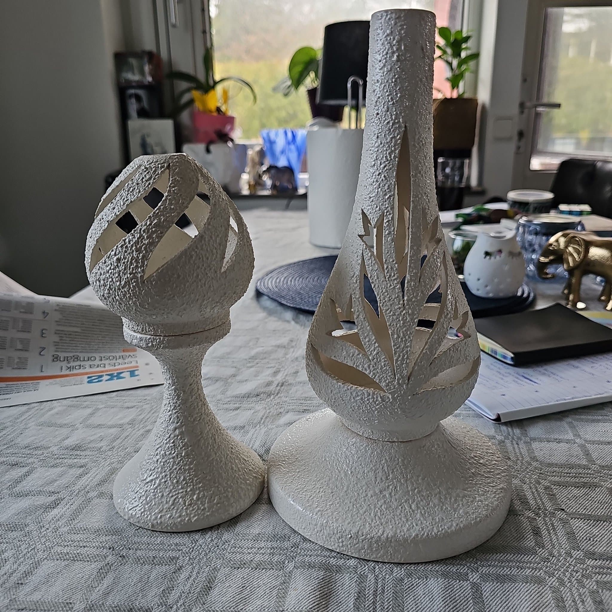 Två vita ljuslyktor