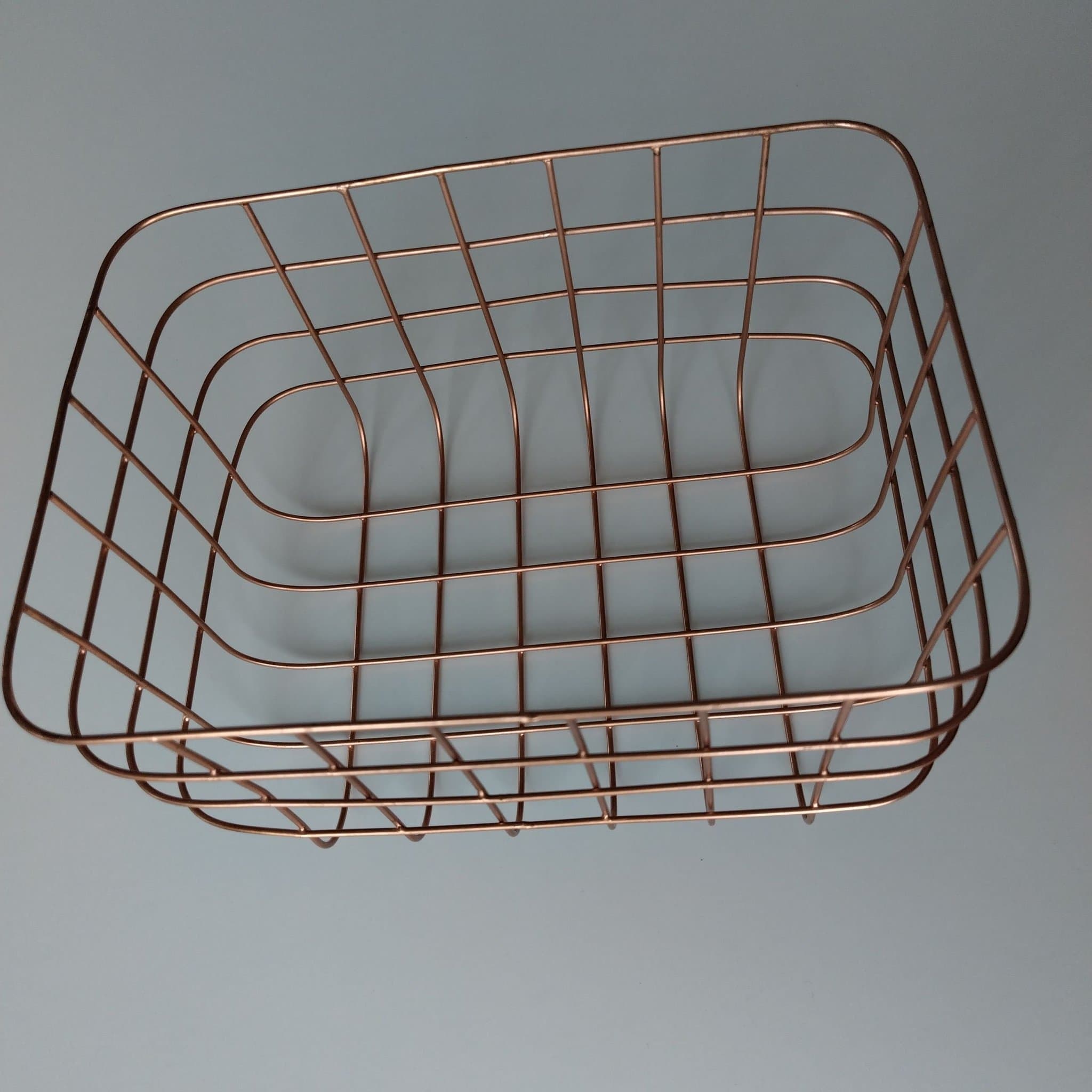 Kopparfärgad metallkorg