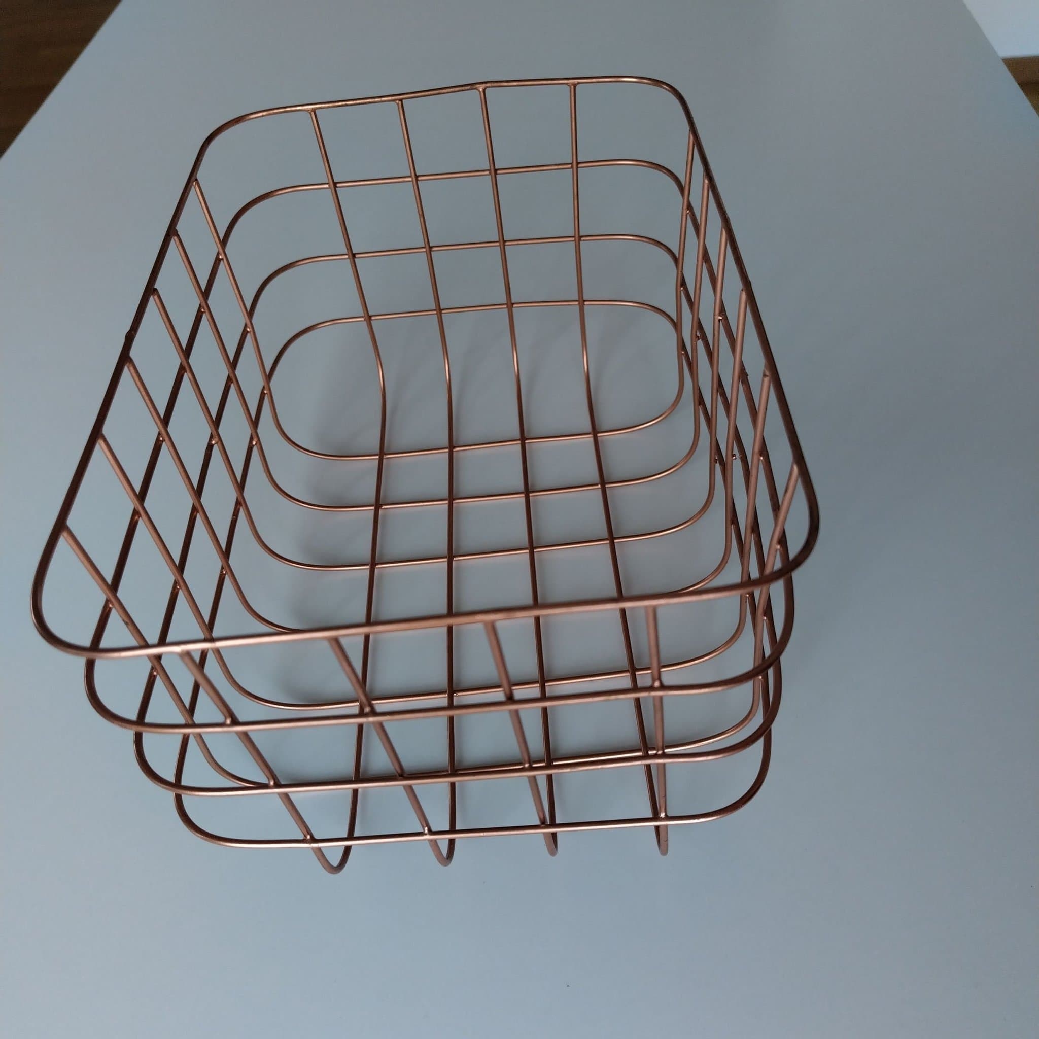 Kopparfärgad metallkorg