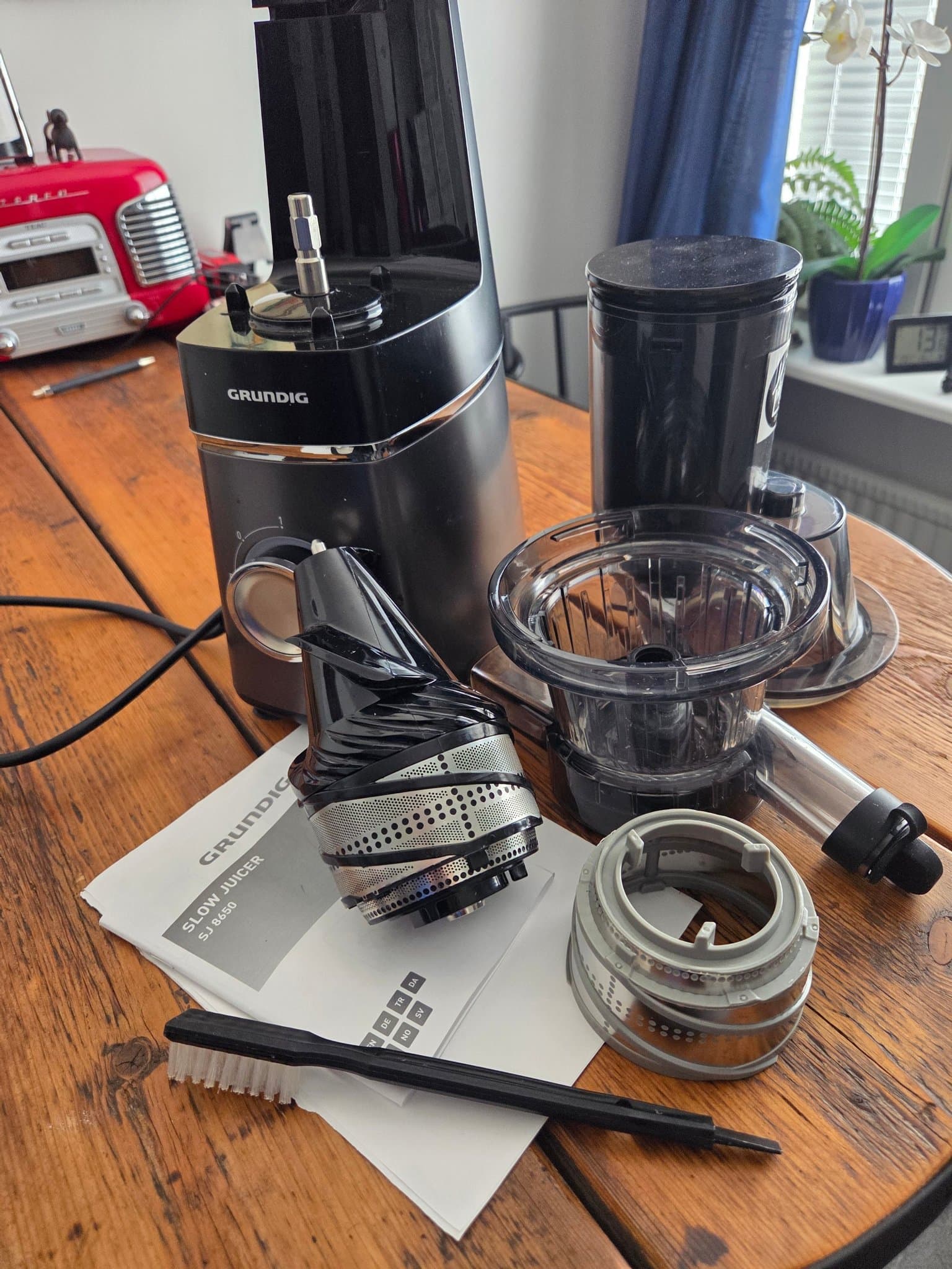 Råsaftcentrifug Slowjuicer Pro SJ8650 XL 200Watt 1,2liter. GRUNDIG