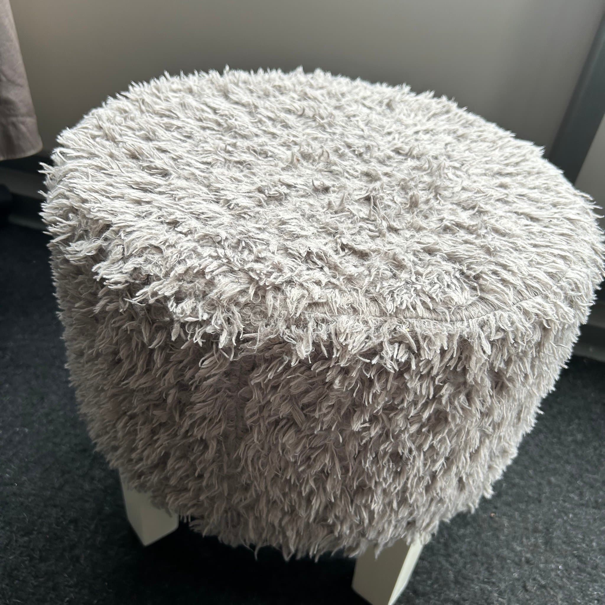 Grå lurvig pall/fotpall