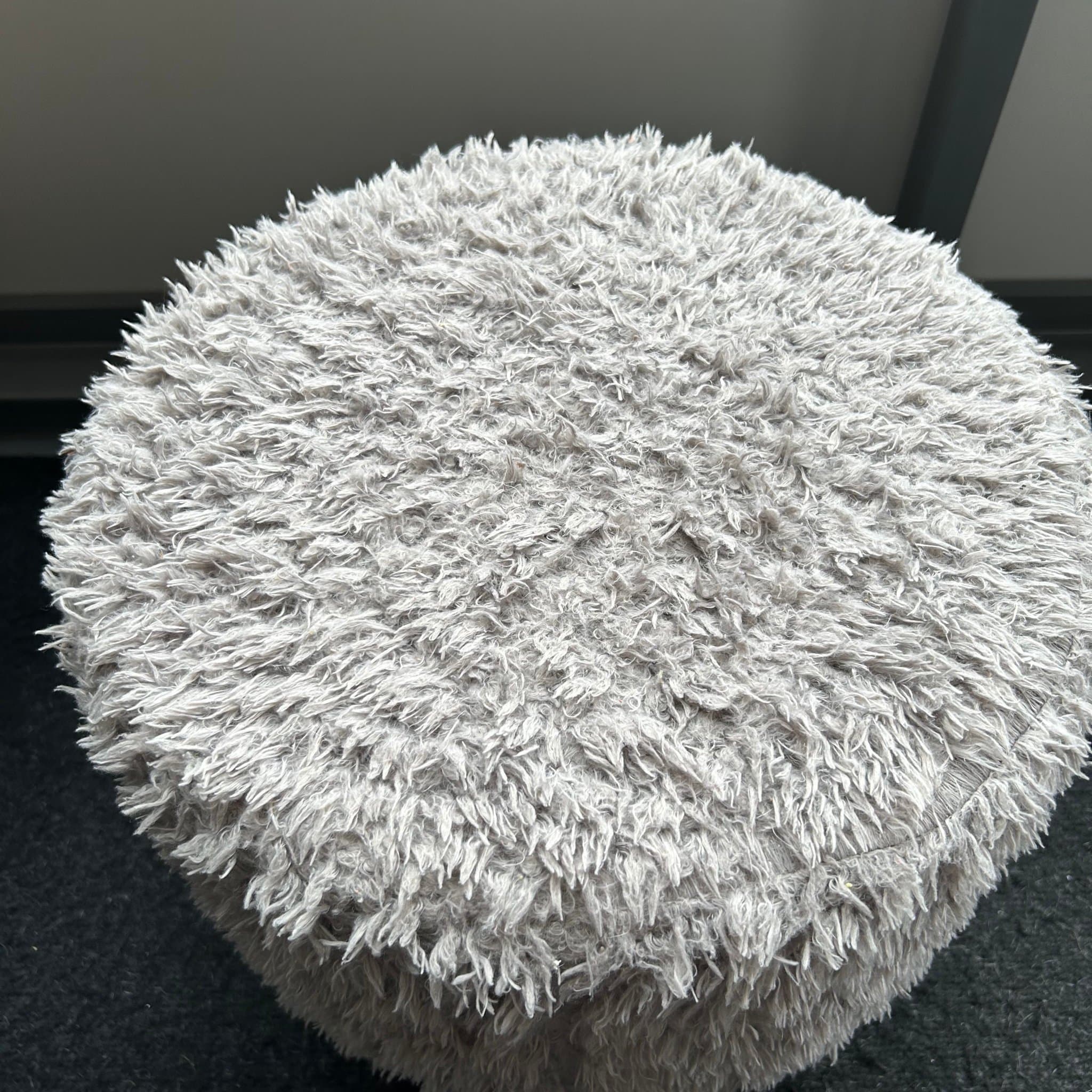 Grå lurvig pall/fotpall