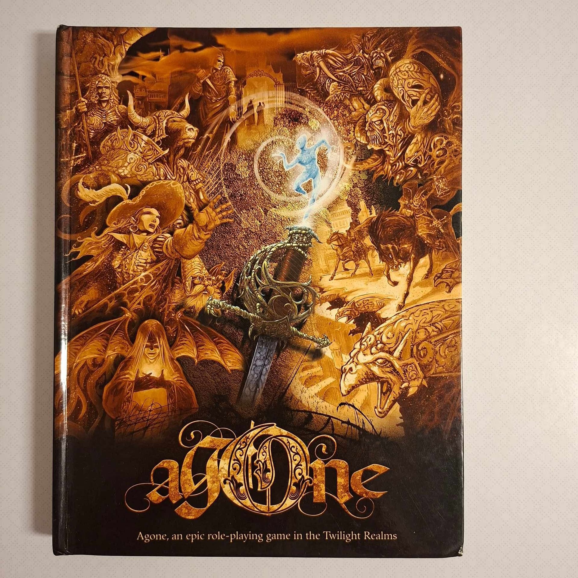 Agone: Core Rulebook (Hardcover) – Episkt TTRPG i Twilight Realms