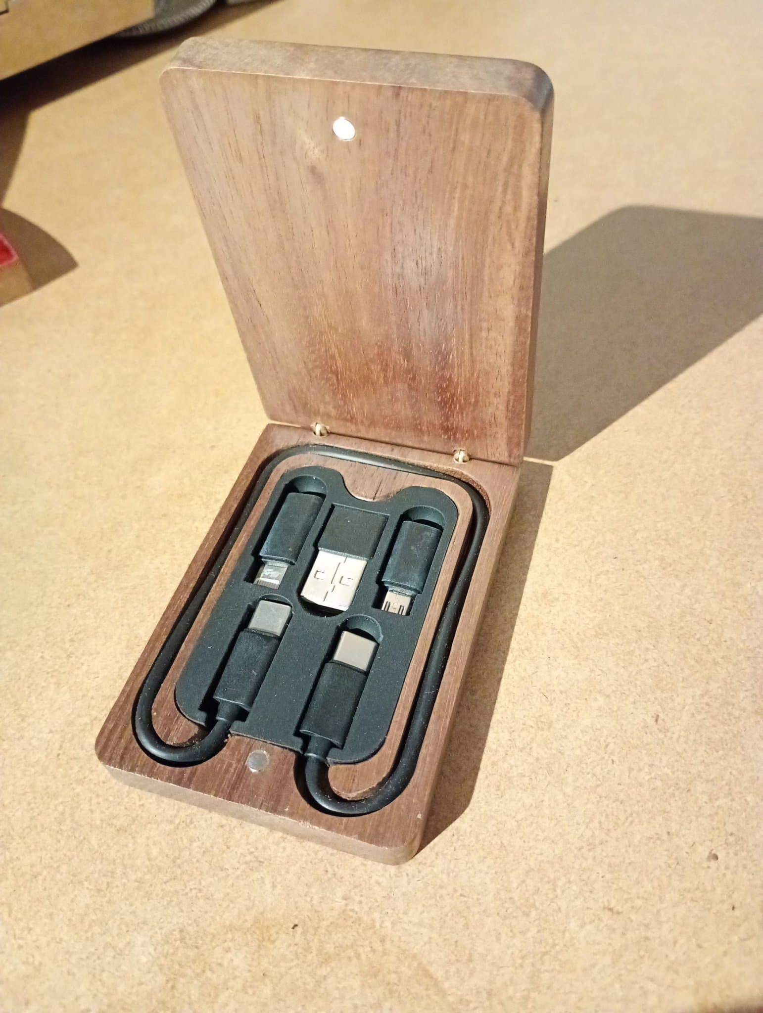 3-i-1 Kabelset i trälåda – Perfekt för resor!