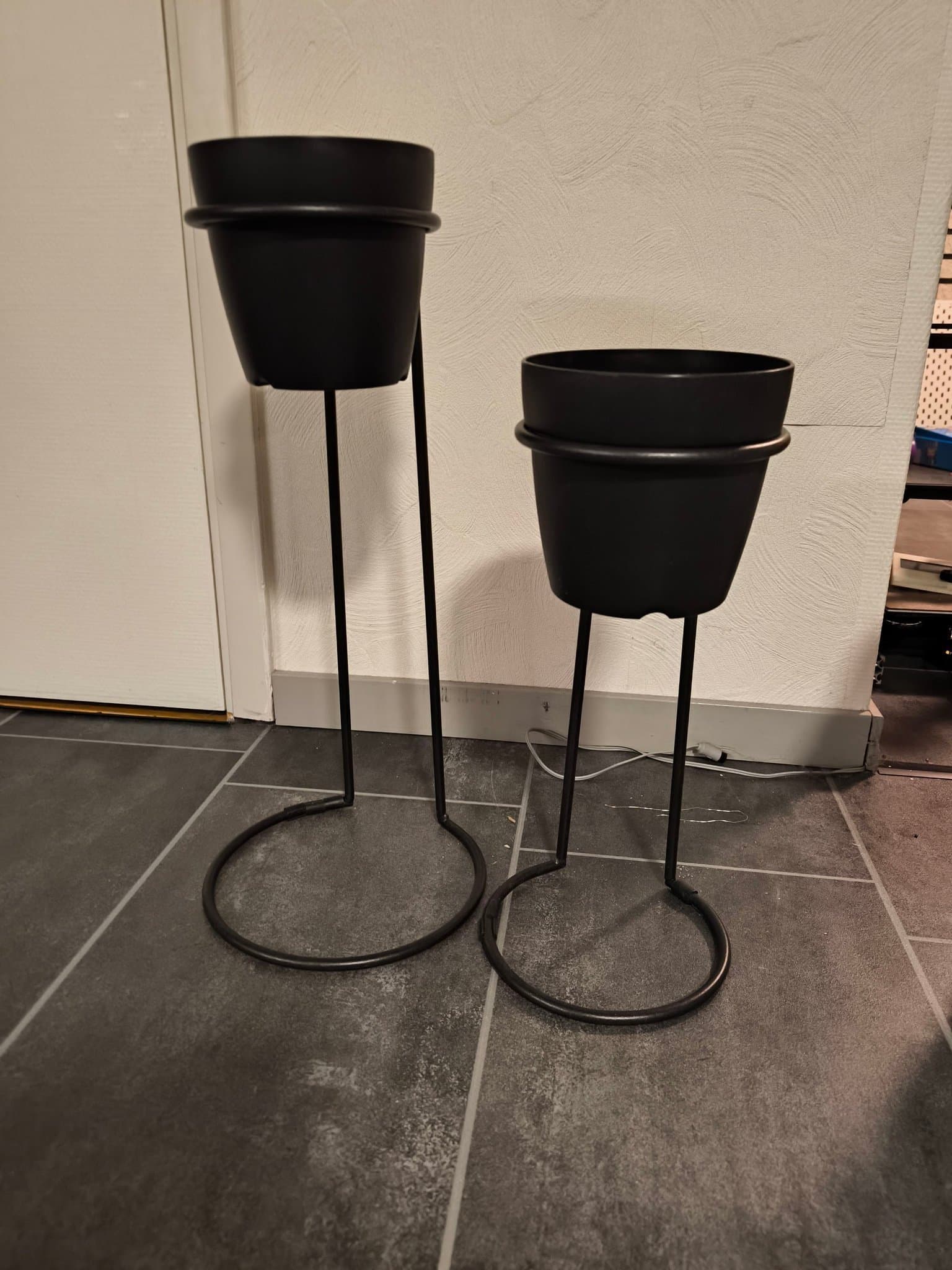 Två Svarta Växtställ