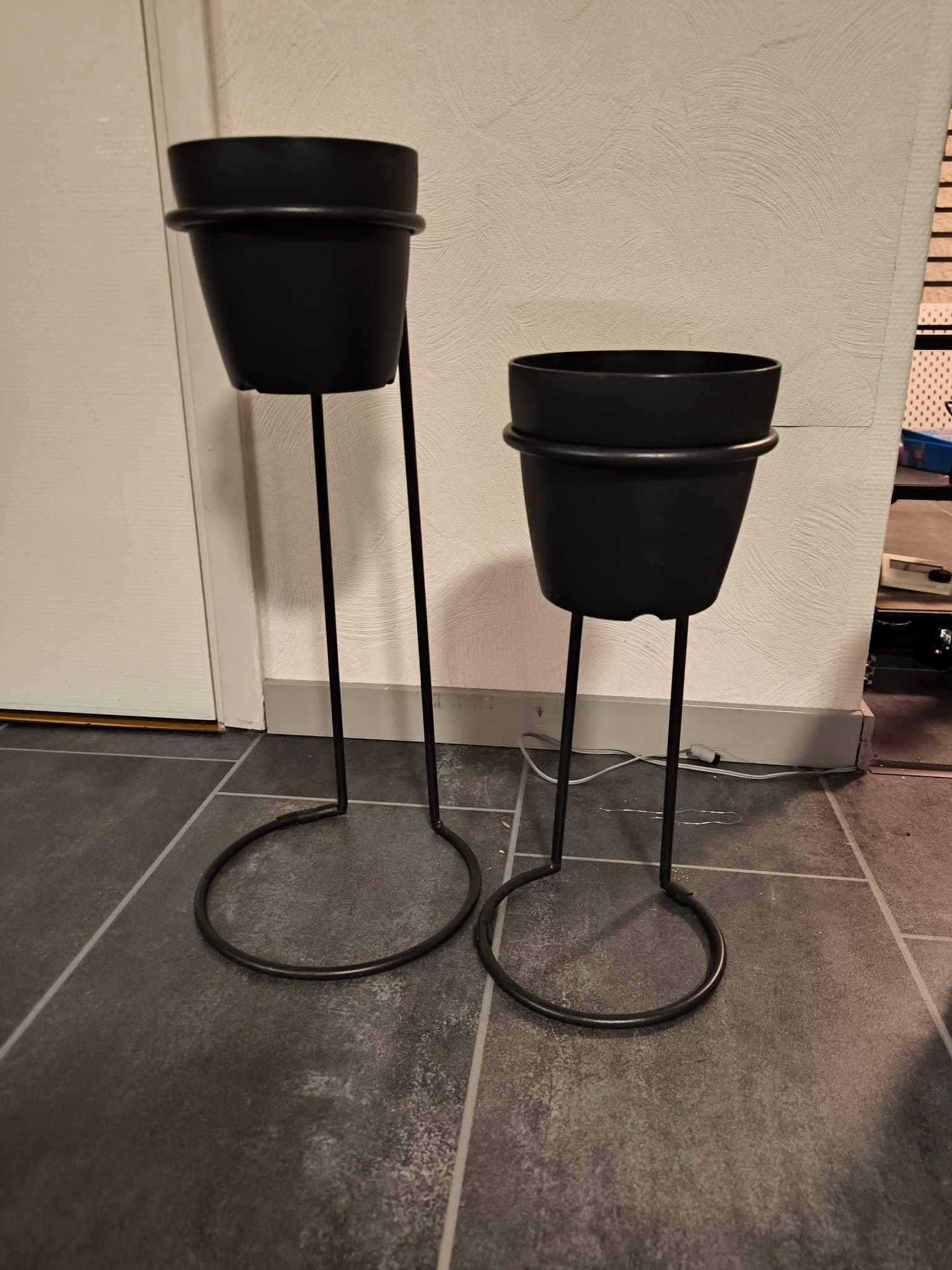 Två Svarta Växtställ