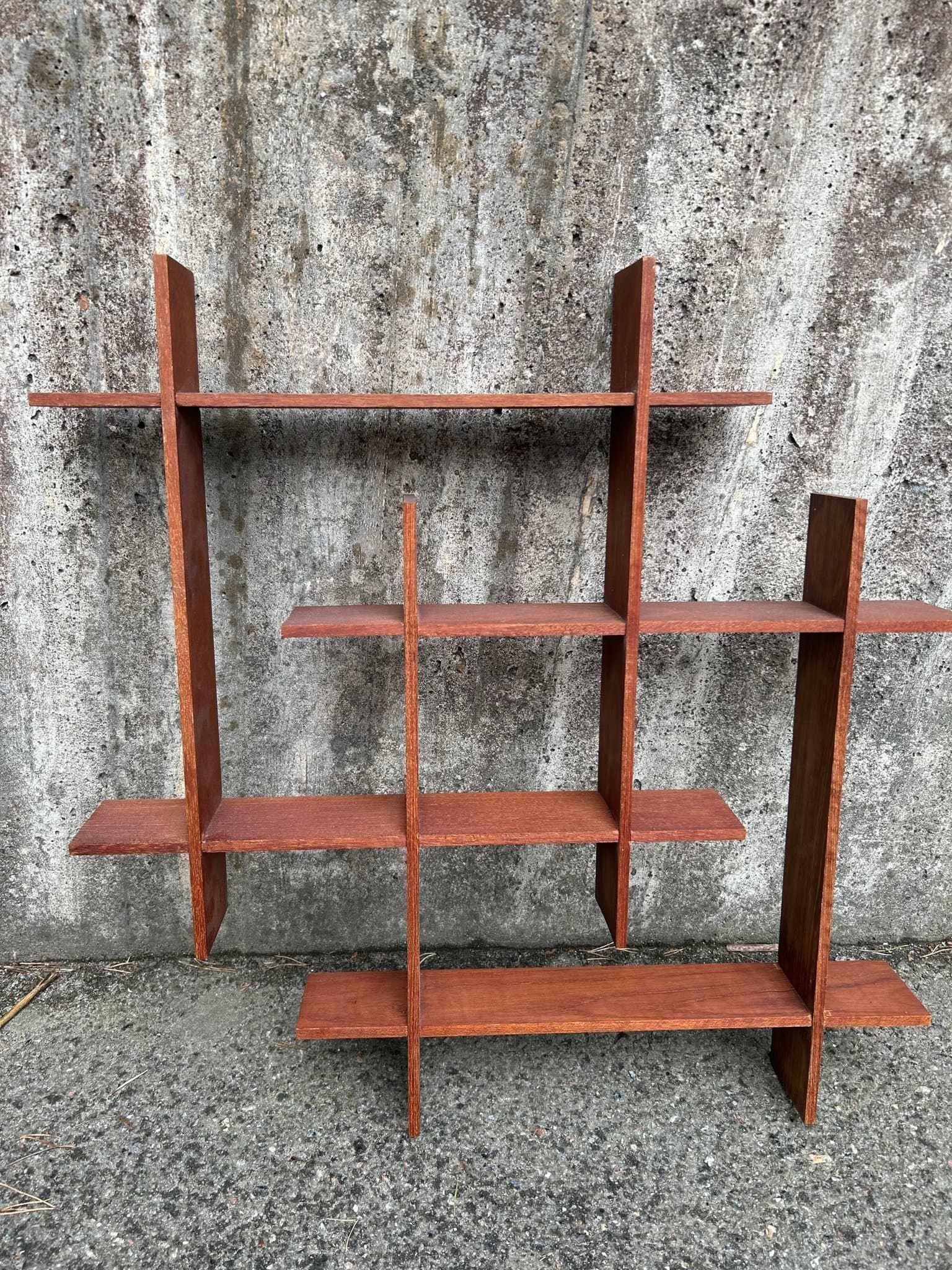 Vägghylla i teak