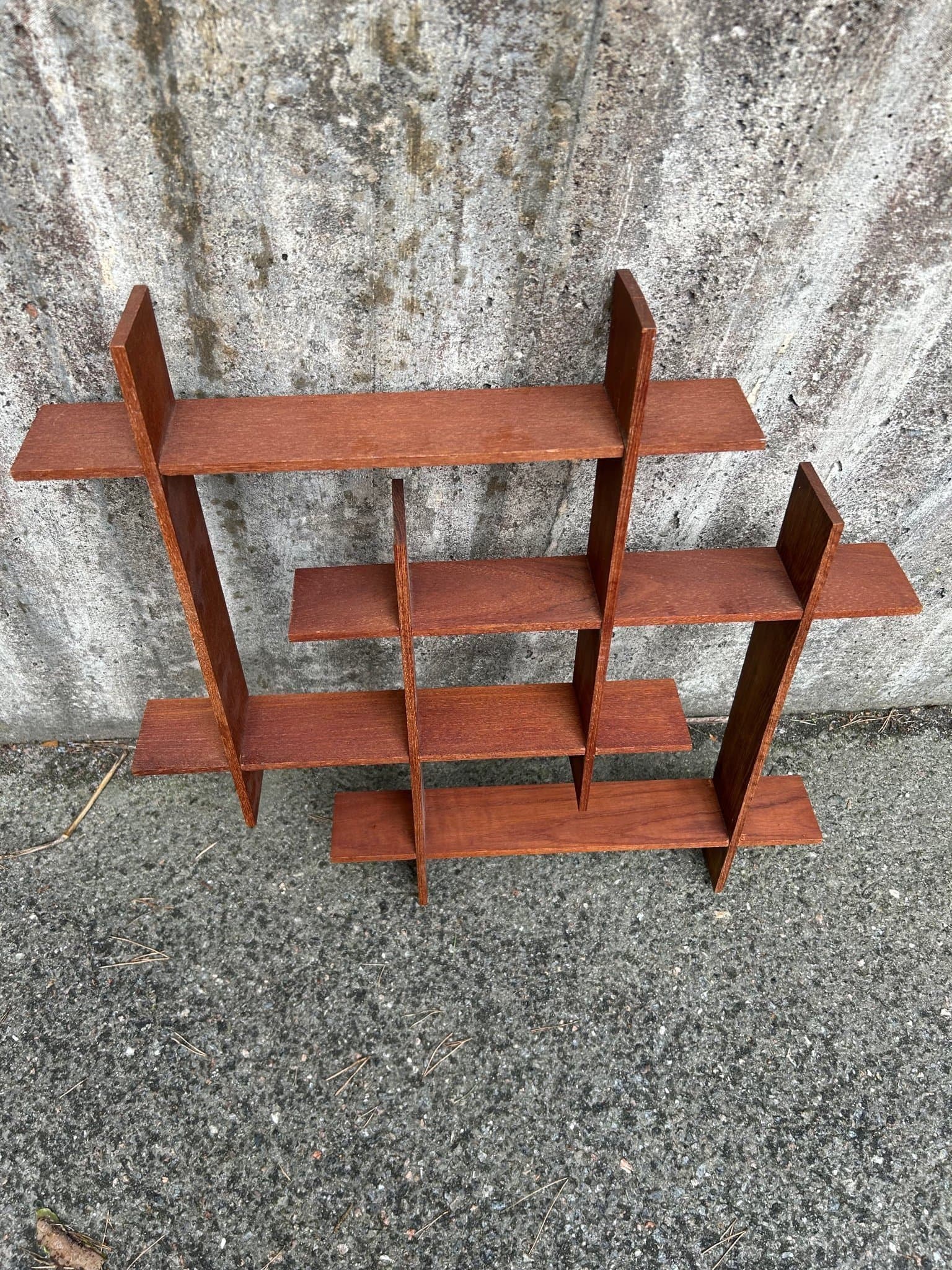 Vägghylla i teak