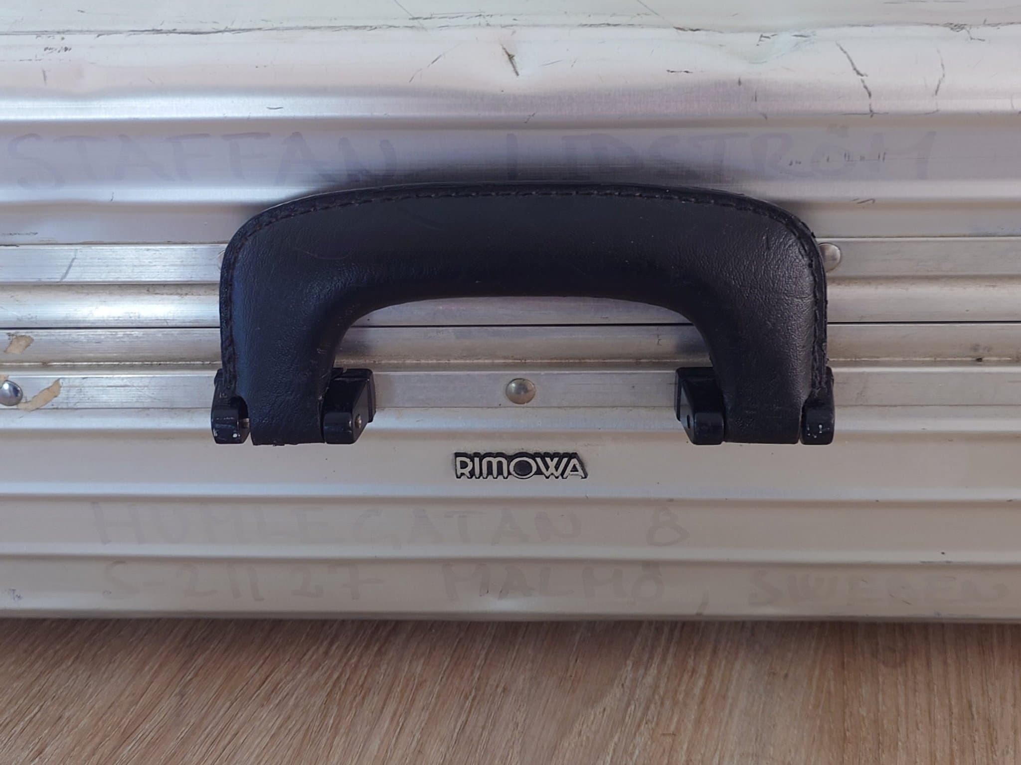 Rimowa Resväska i silver