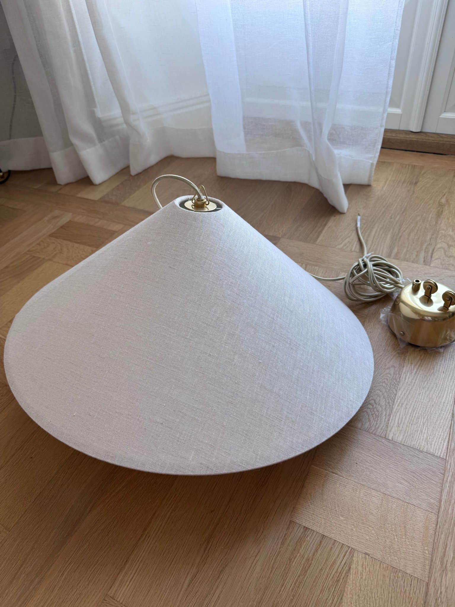 Gubi Taklampa i tyg med mässingsdetaljer