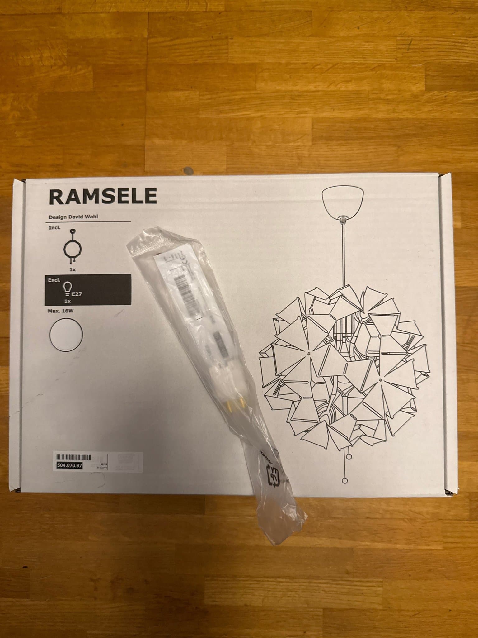 HELT NY / oanvänd! IKEA RAMSELE Taklampa, geometrisk/vit, 43 cm