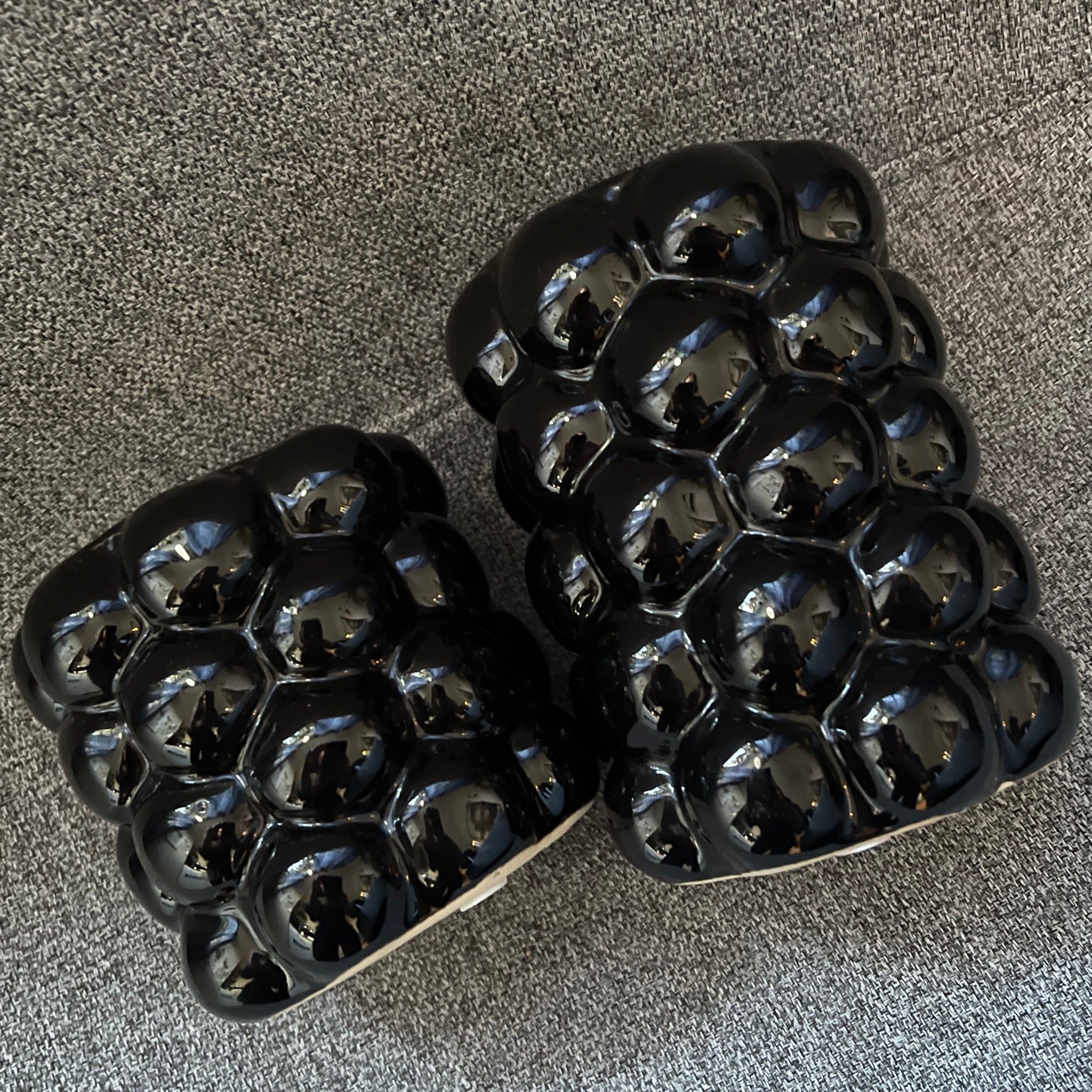 Två svarta Bubbliga ljusstakar för både Kronljus & Värmeljus