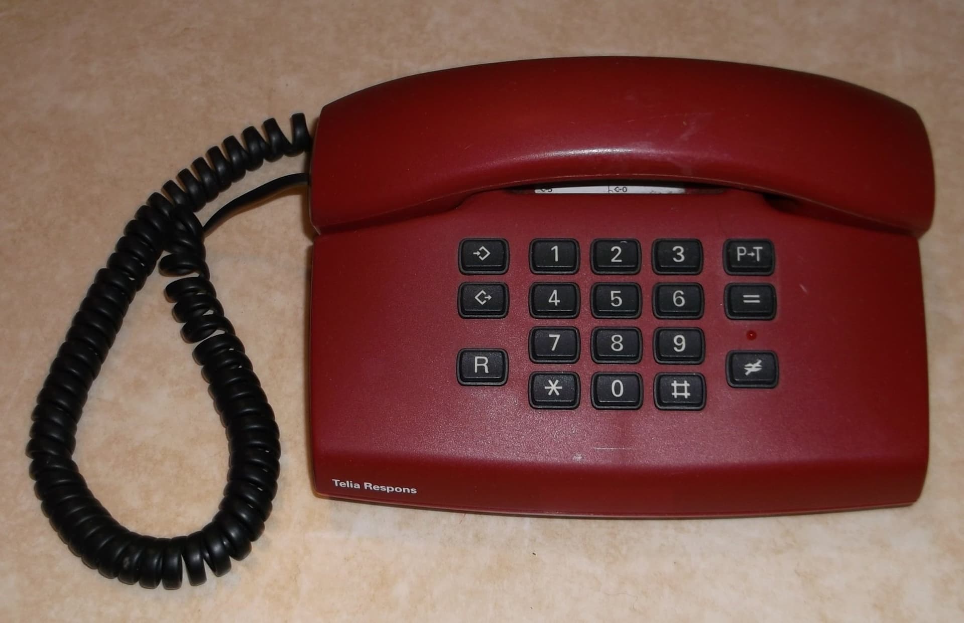Telefon Telia Respons bord röd knappar plast analog Televerket Rekvisita Film