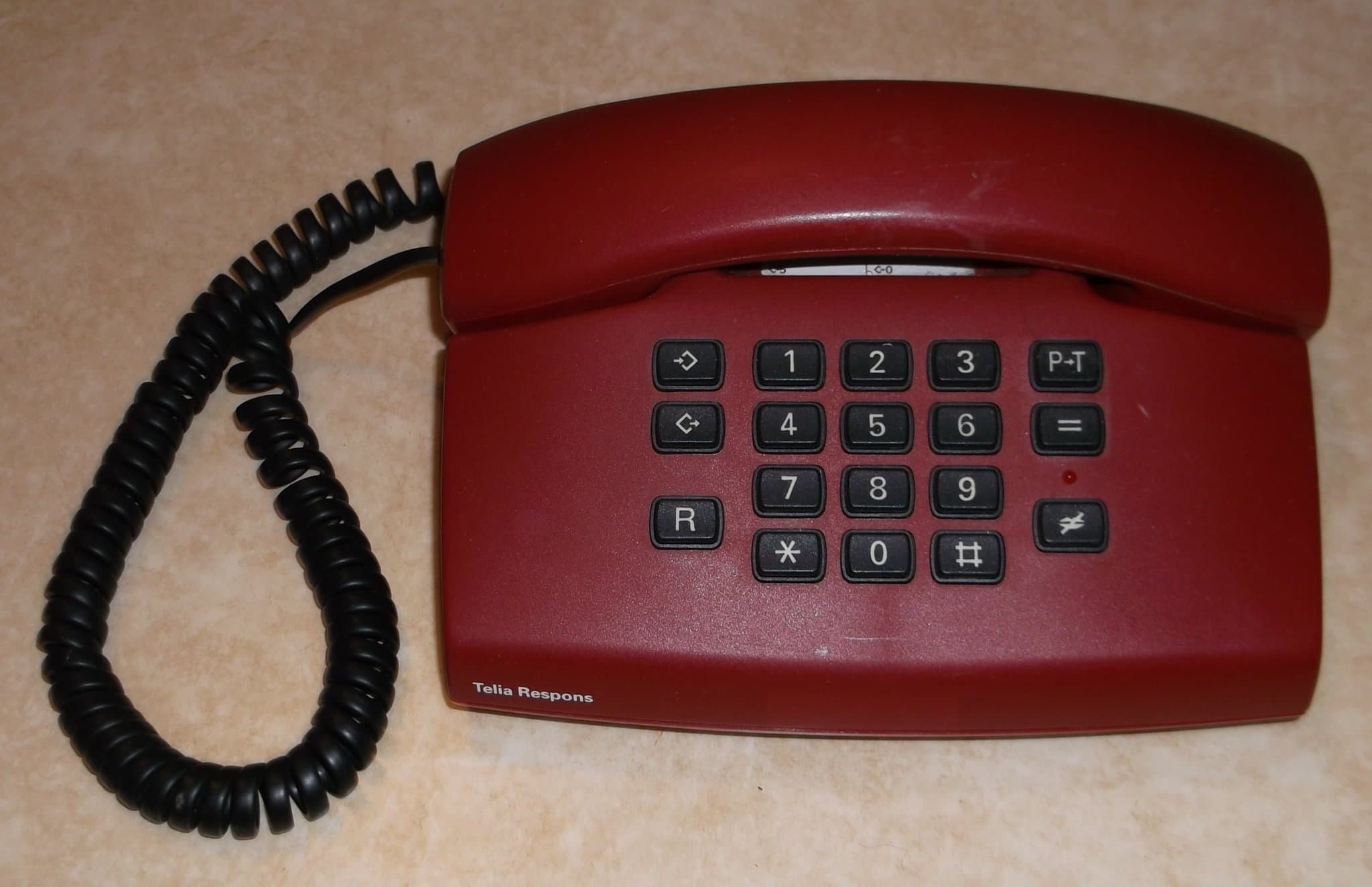 Telefon Telia Respons bord röd knappar plast analog Televerket Rekvisita Film