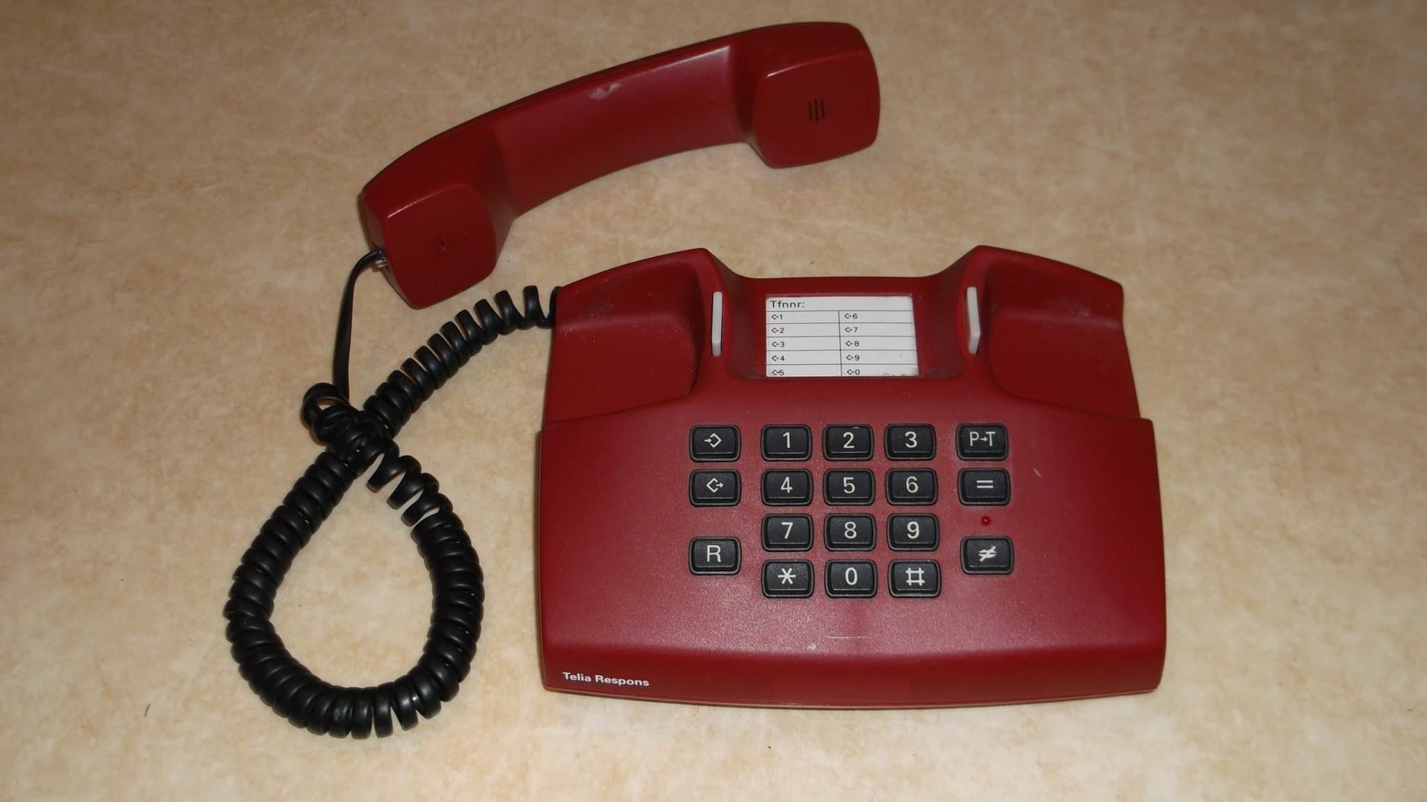 Telefon Telia Respons bord röd knappar plast analog Televerket Rekvisita Film