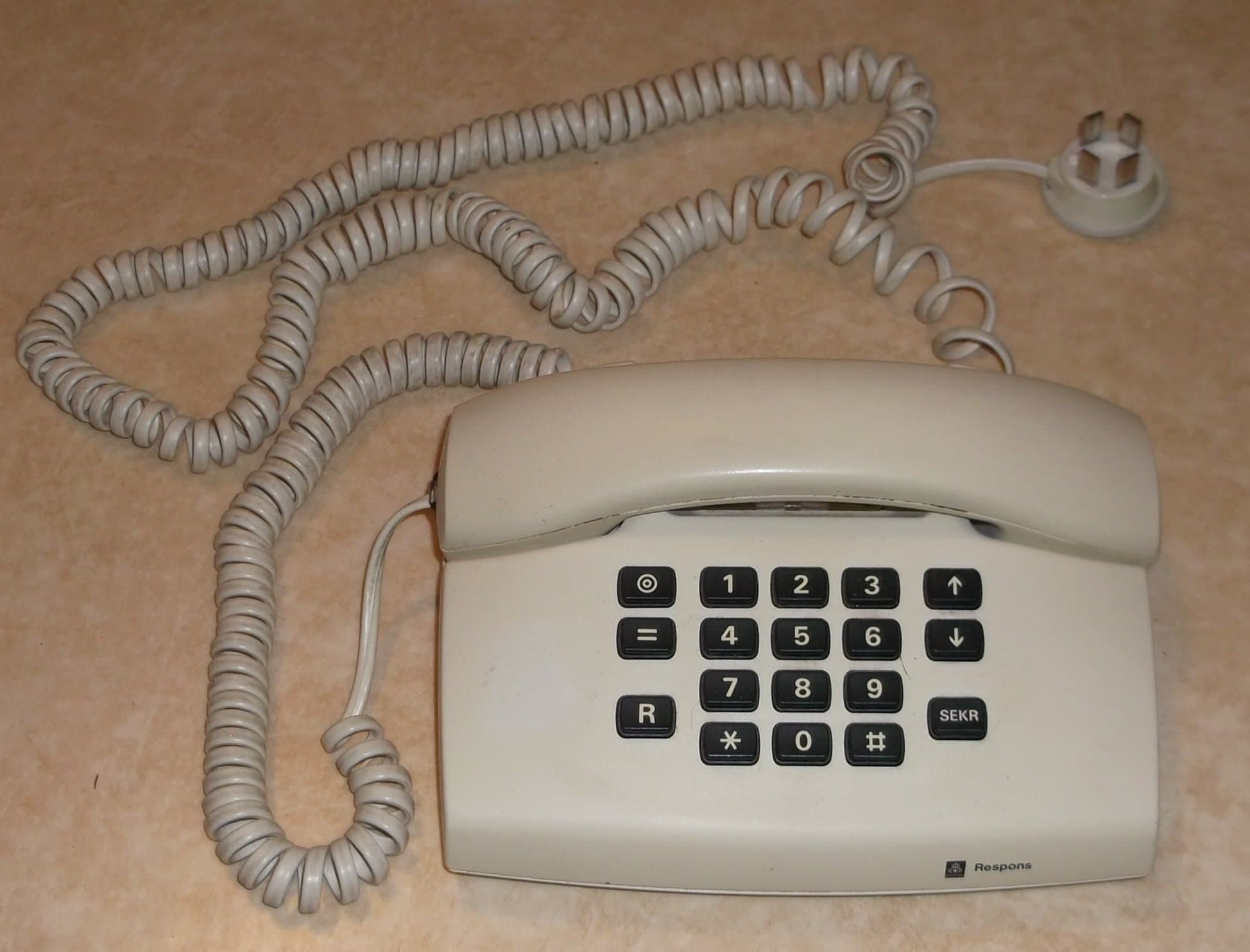 Telefon Telia Respons bord vit knappar plast analog Televerket Rekvisita Film