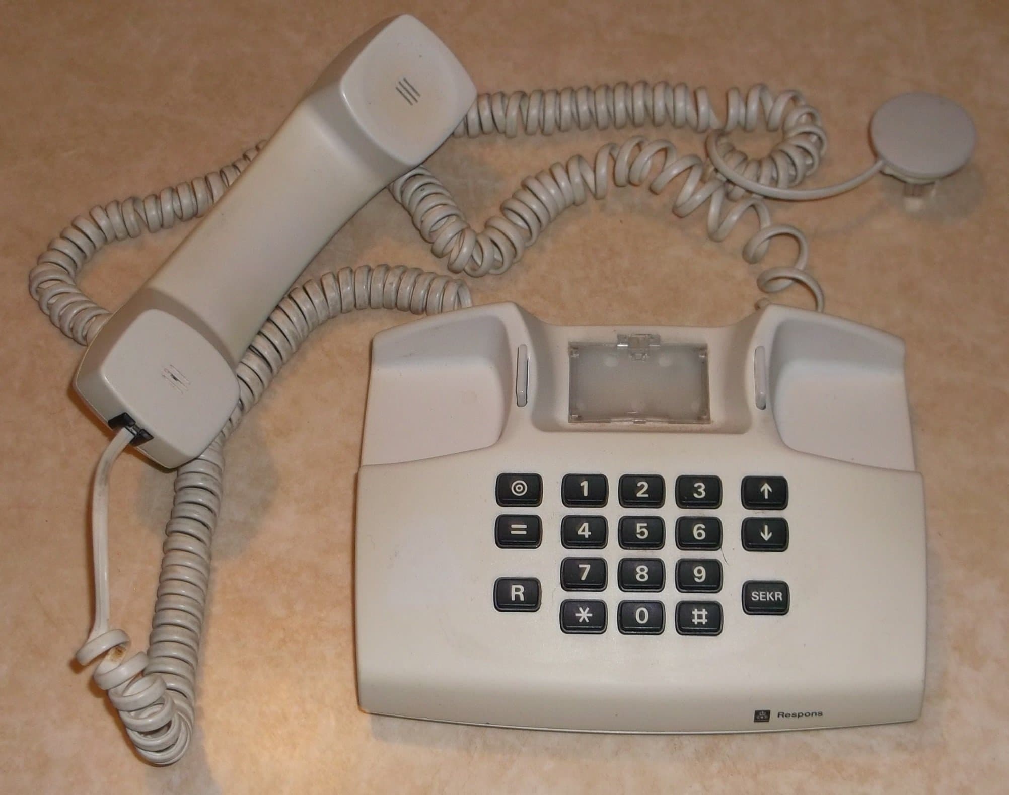 Telefon Telia Respons bord vit knappar plast analog Televerket Rekvisita Film