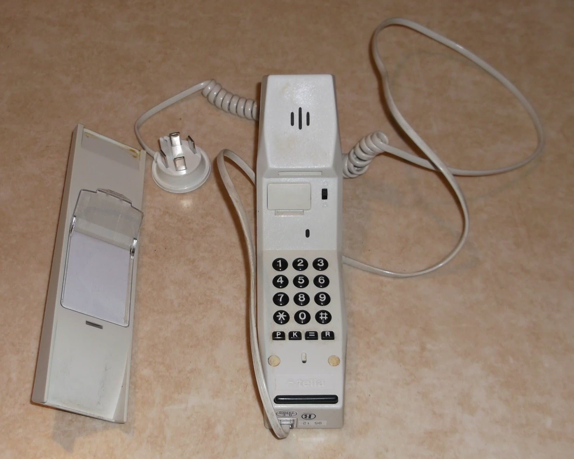 Telefon Telia Ouno vägg vit plast knappar analog Televerket Rekvisita Film