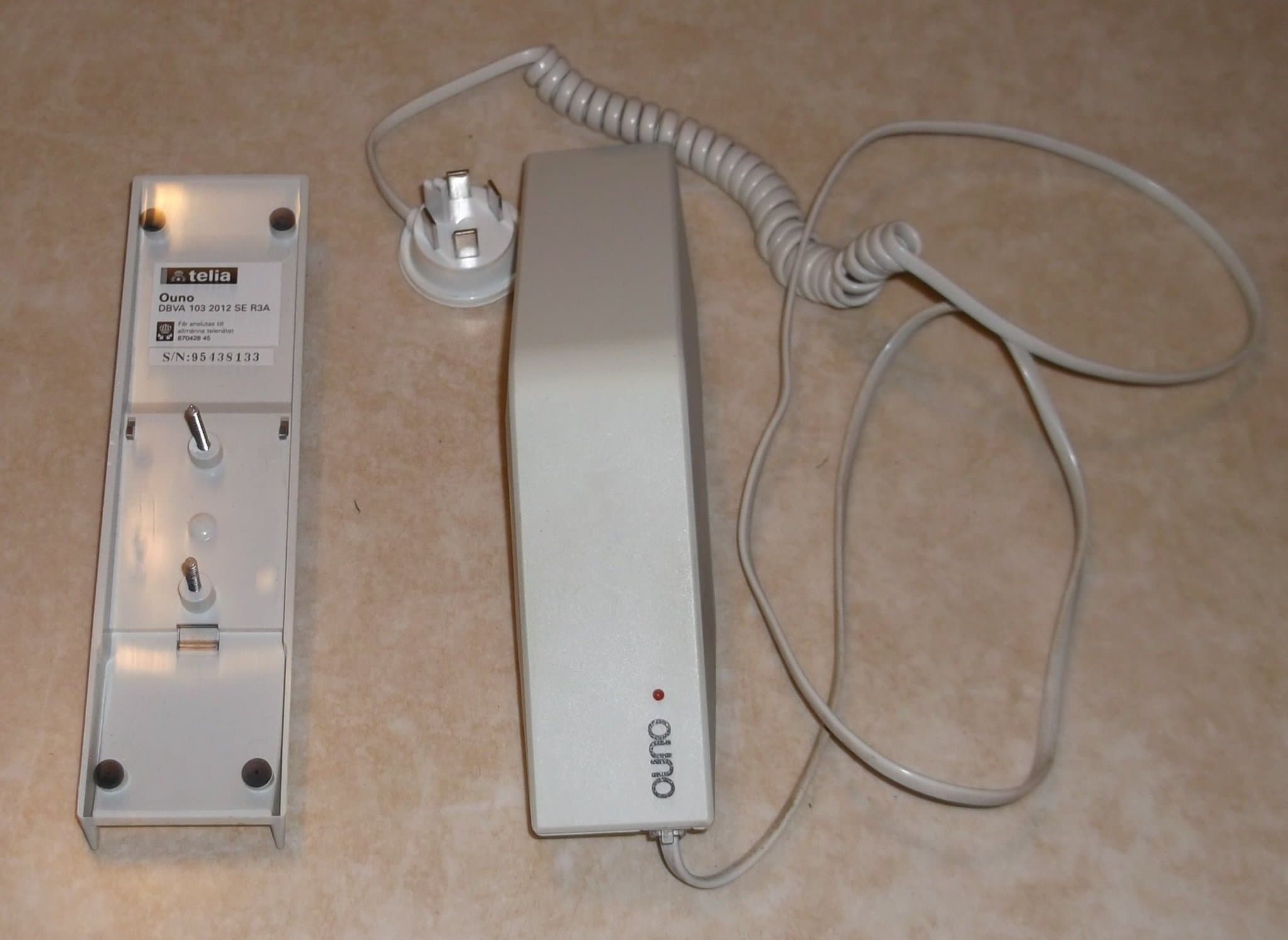 Telefon Telia Ouno vägg vit plast knappar analog Televerket Rekvisita Film