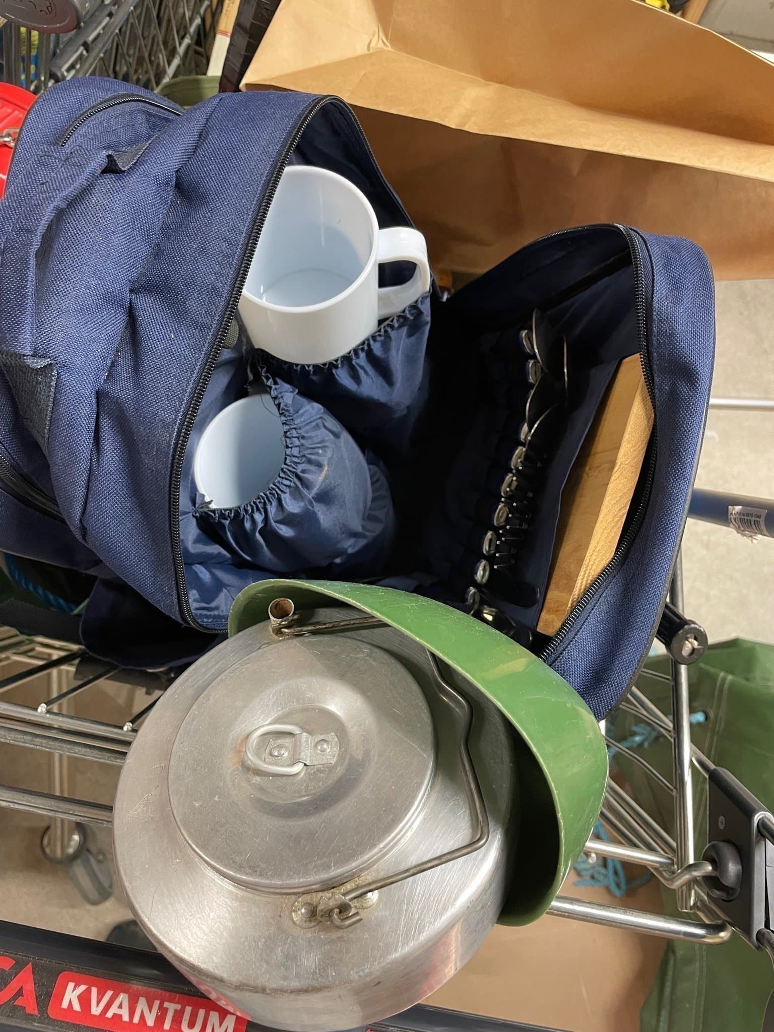 Ryggsäck oanvänd för 4 personer Picknick med muggar, 4 par bestick