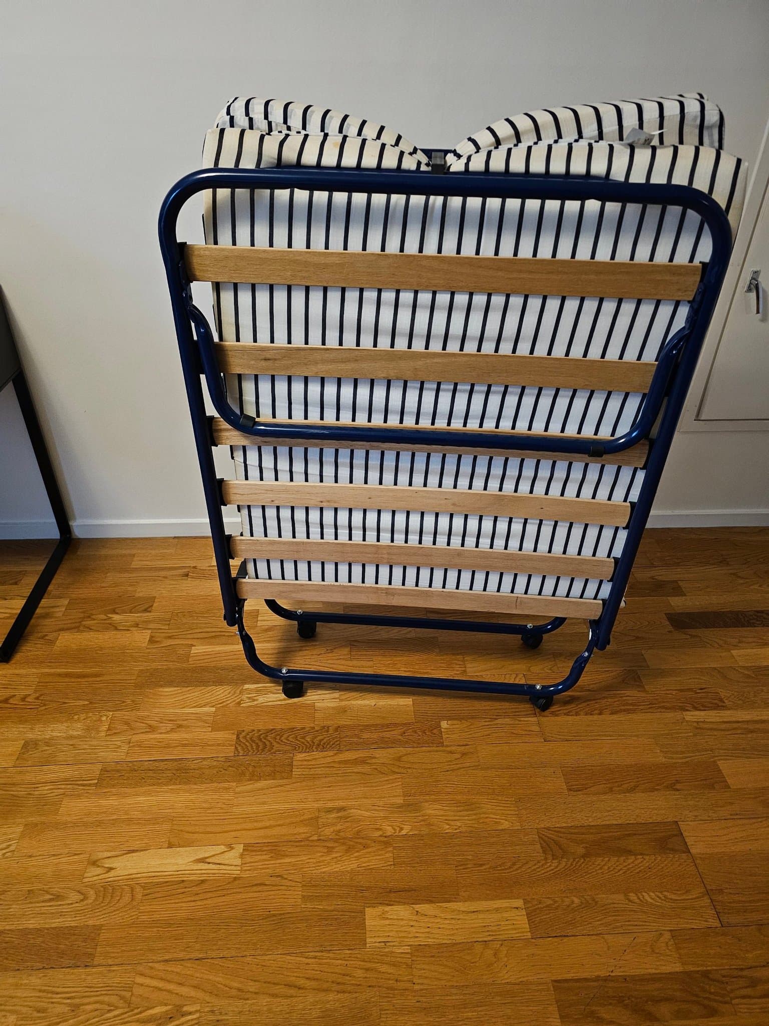 Vikbar säng med madrass