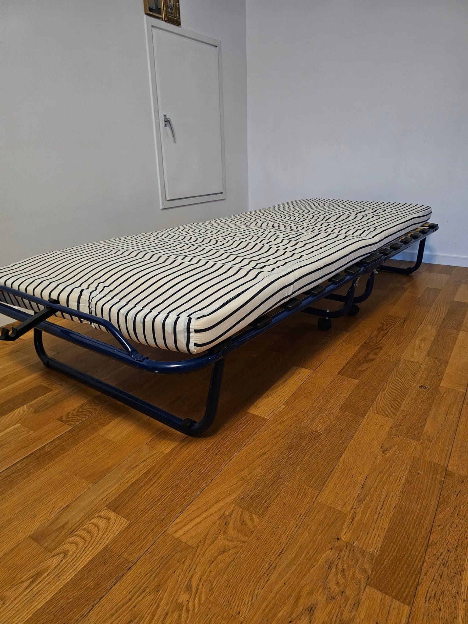 Vikbar säng med madrass