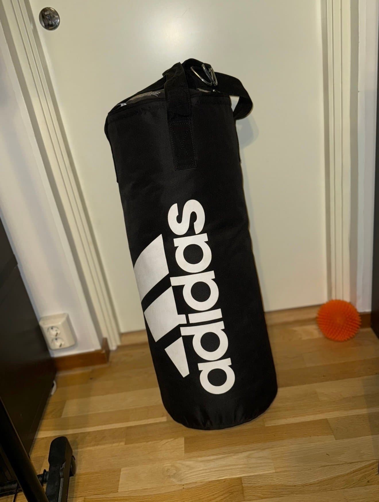 Adidas svart boxningssäck