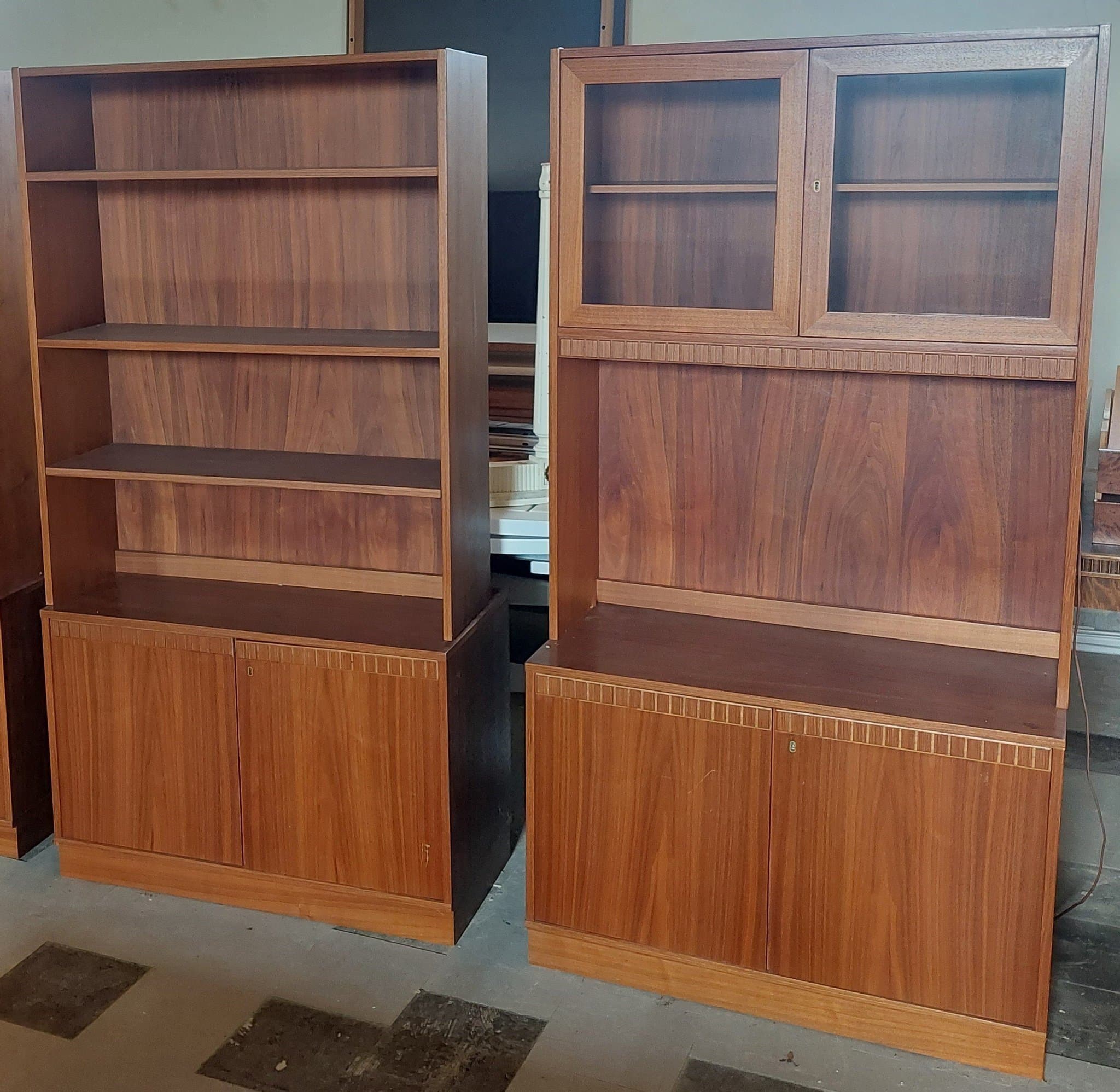 Teakhyllor med underskåp