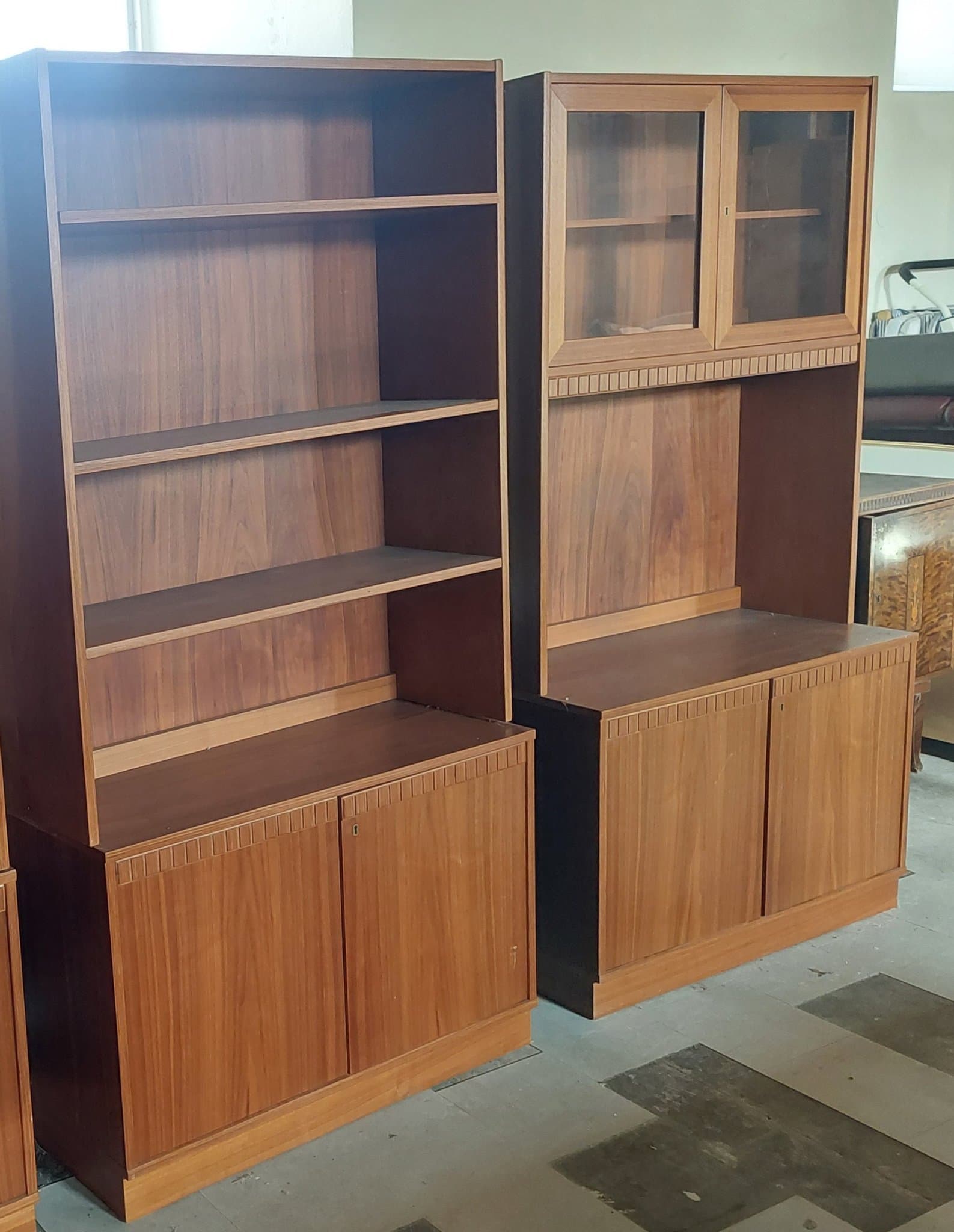 Teakhyllor med underskåp