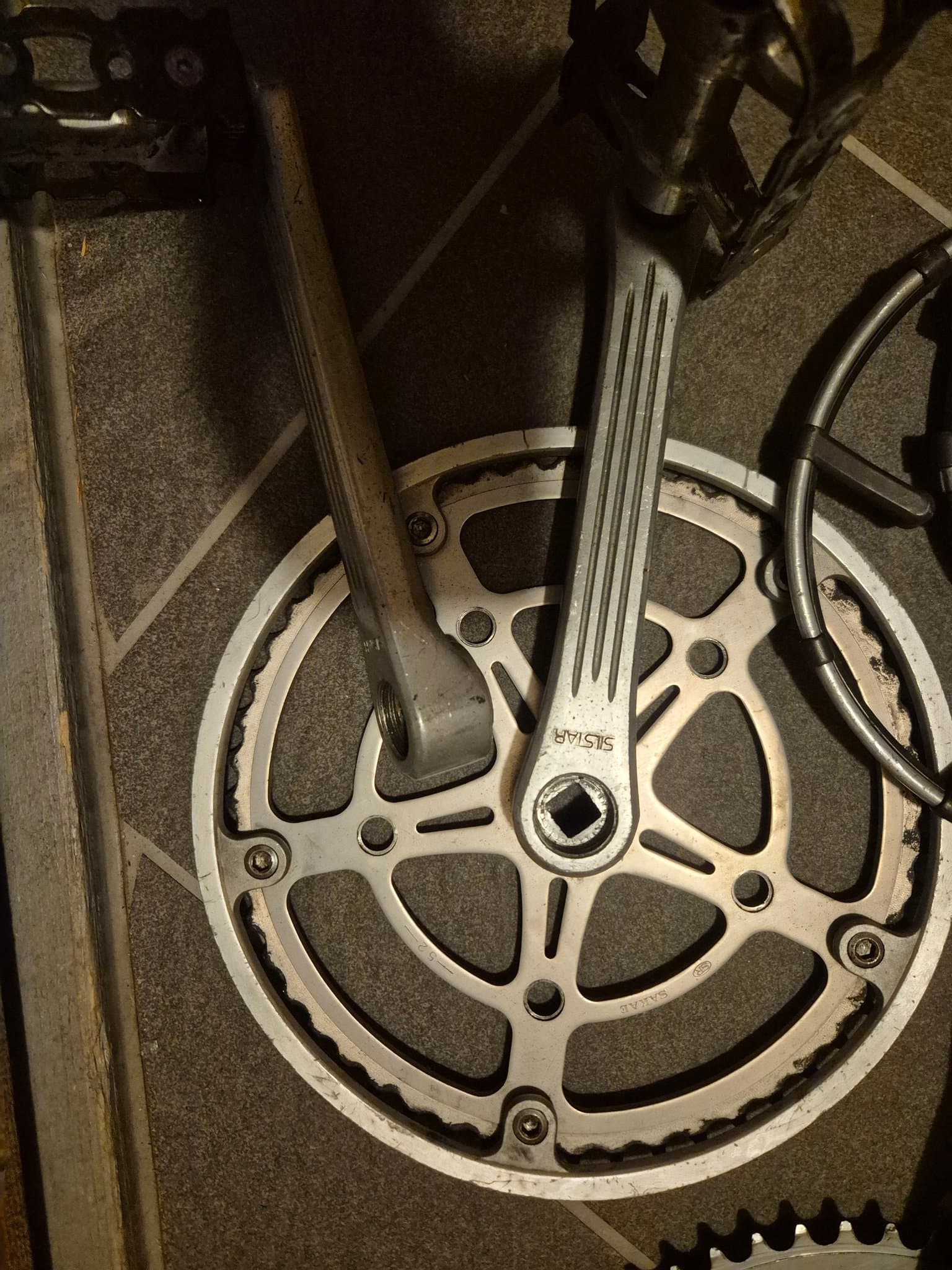 Cykelvevparti med kedjekransar och pedaler