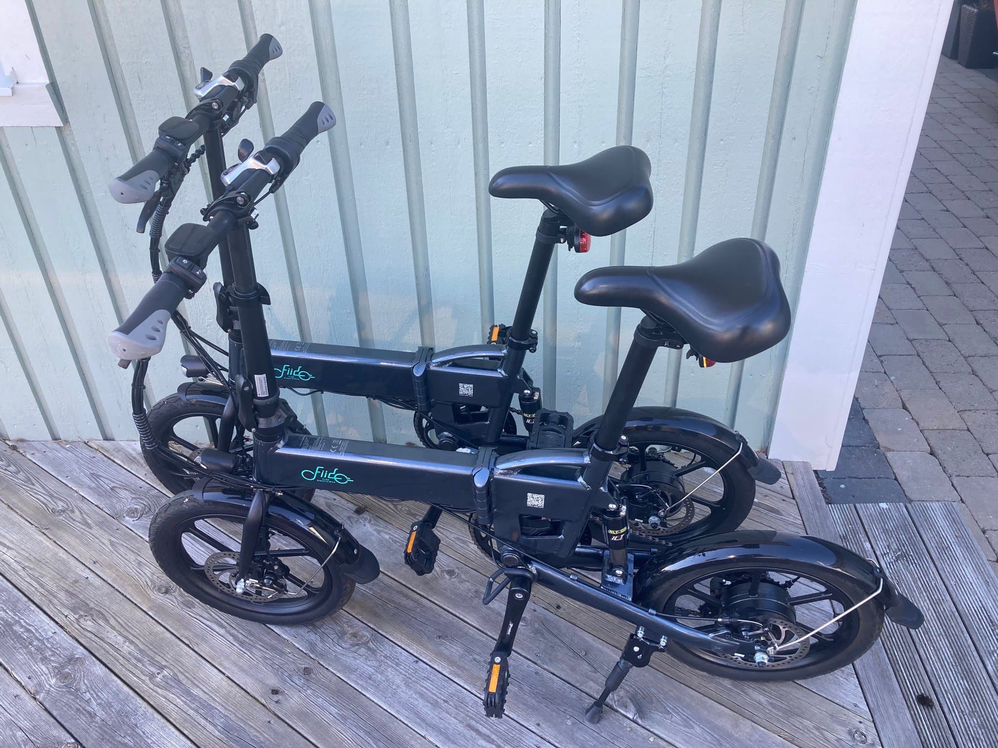 Två hopfällbara elcyklar Fiido D2S