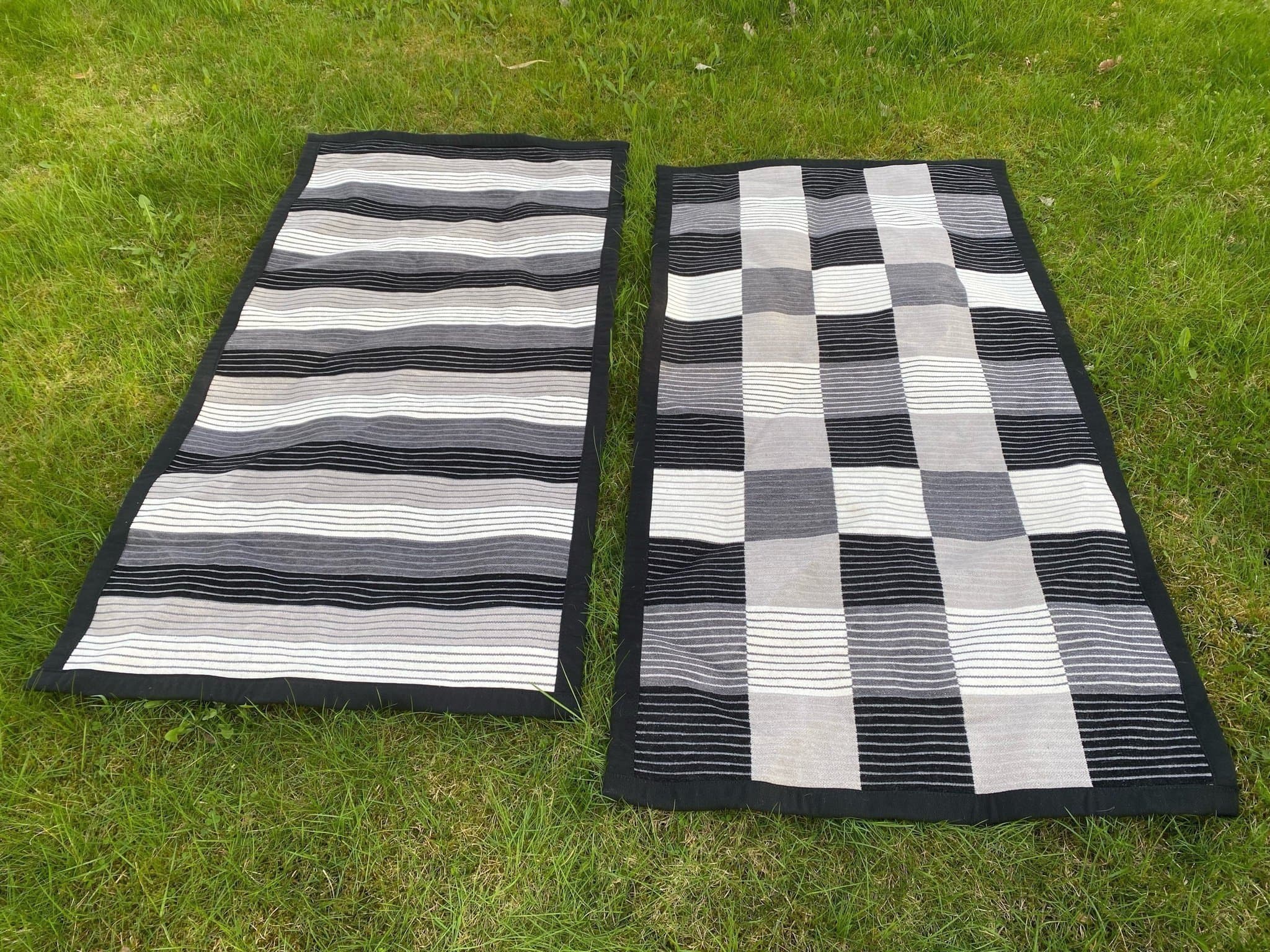 Två flatvävda och vändbara mattor i nyskick (modell: Turn, Made in Estonia)