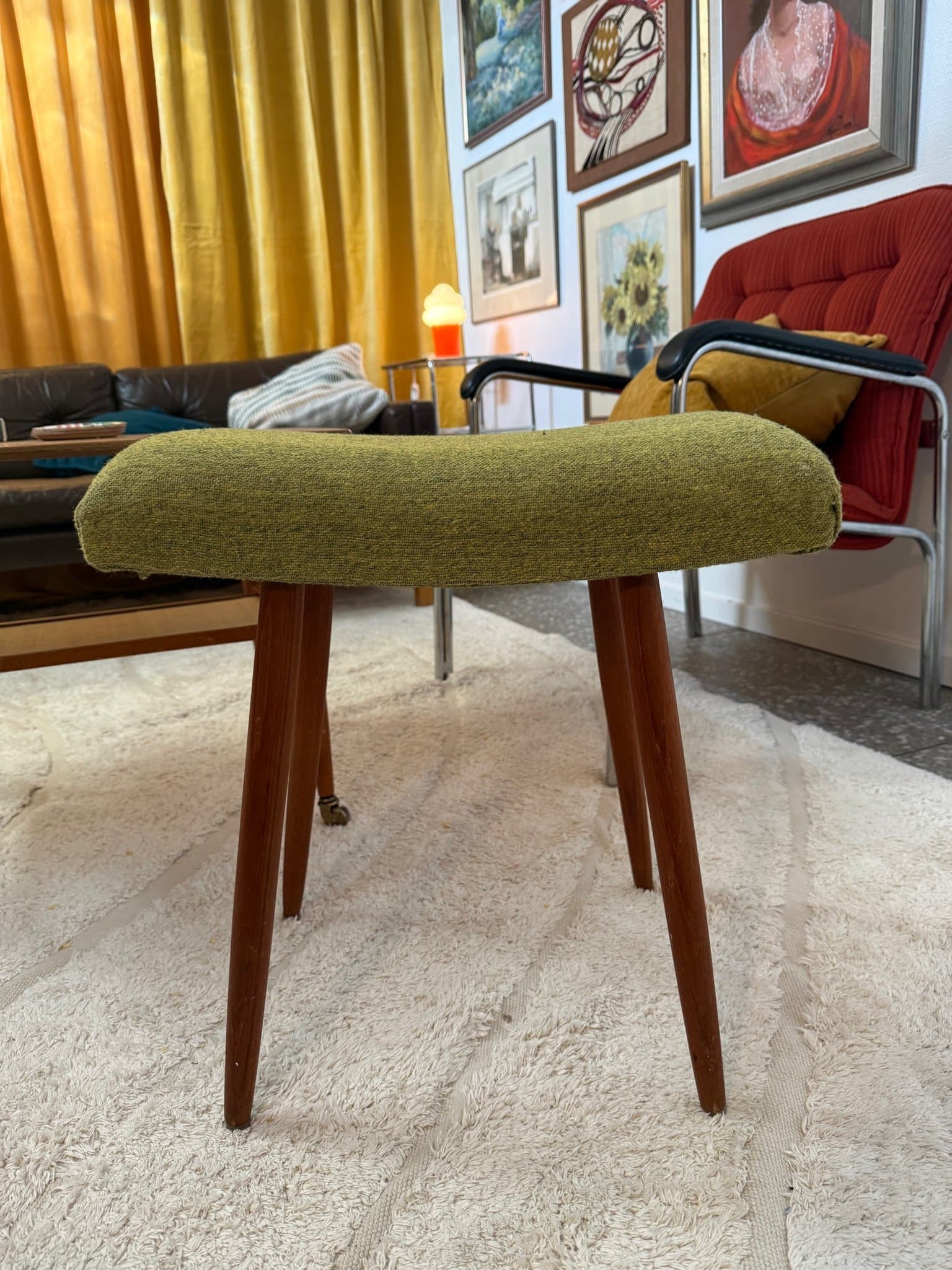 Puff/pall i teak och grön klädsel