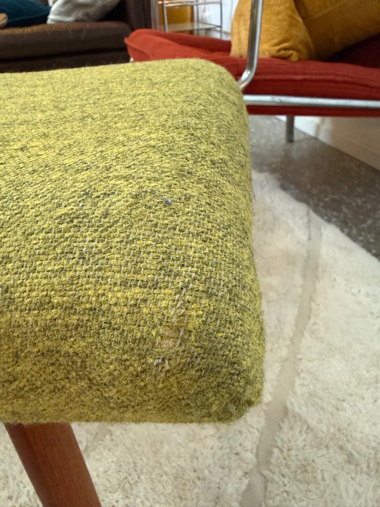 Puff/pall i teak och grön klädsel