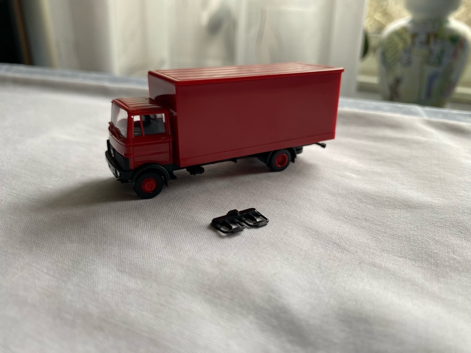 Praliné Mercedes-Benz lastbil, röd H0 ((1:87)