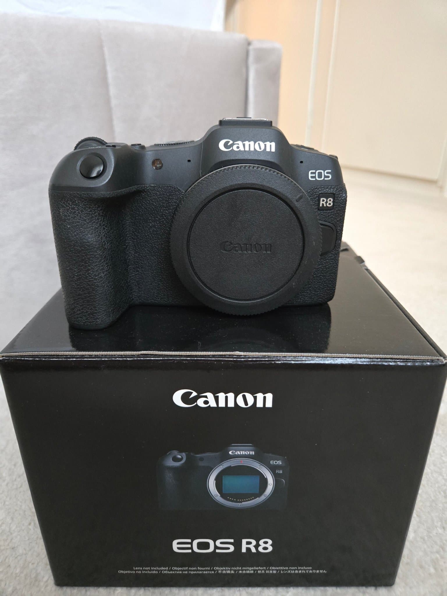 Canon R8 + kvitto med garanti kvar