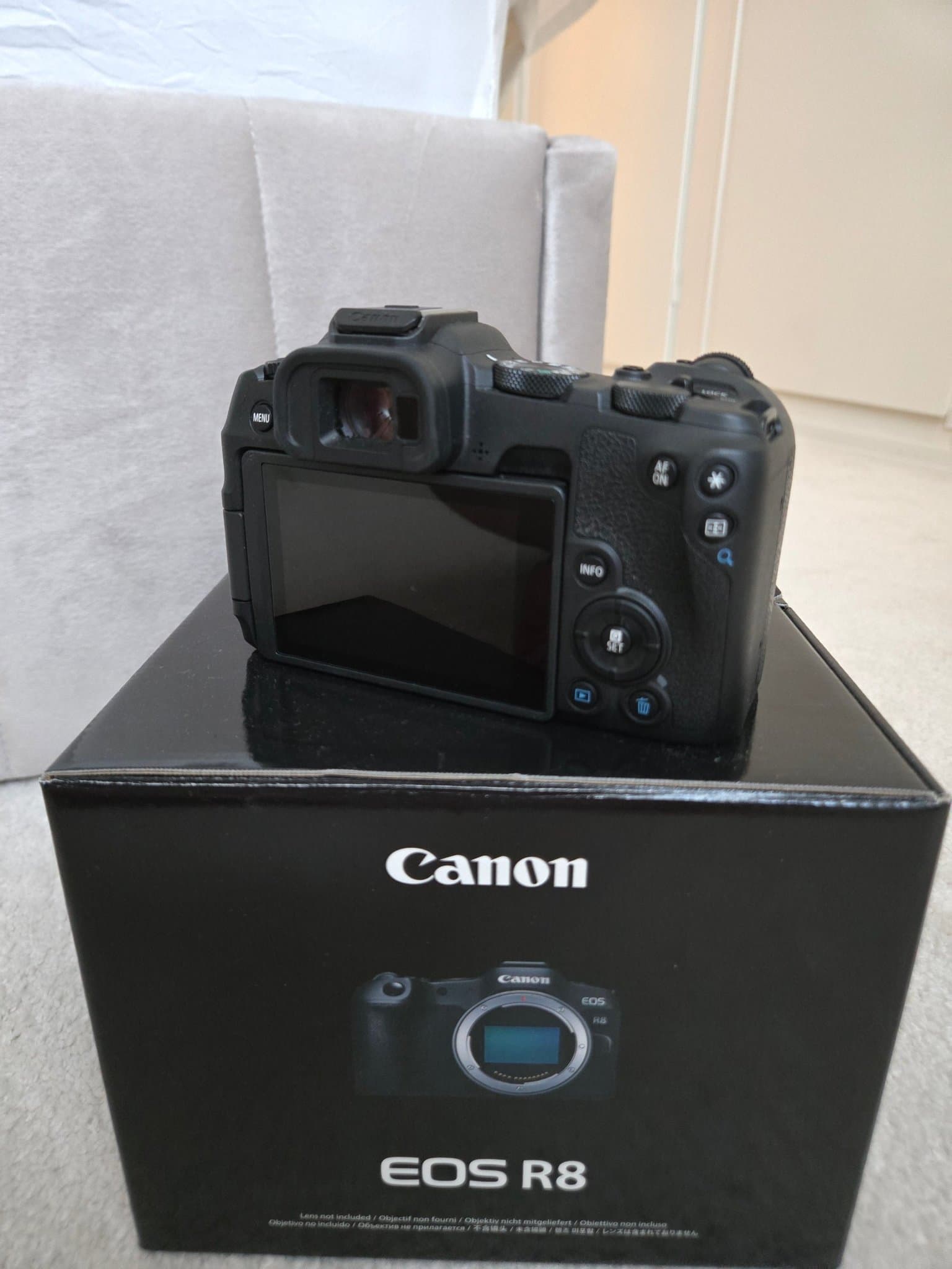 Canon R8 + kvitto med garanti kvar