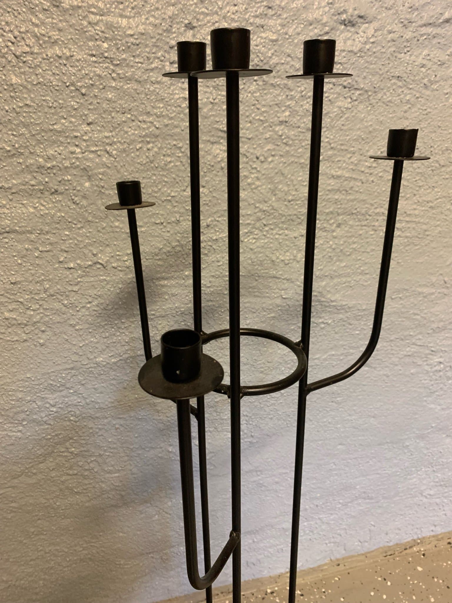 Golvljusstake i svart metall