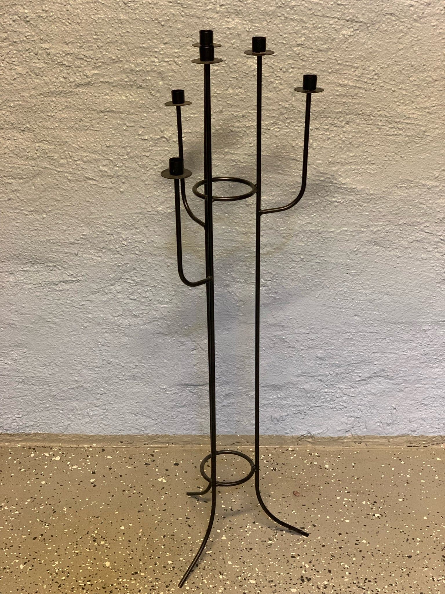 Golvljusstake i svart metall