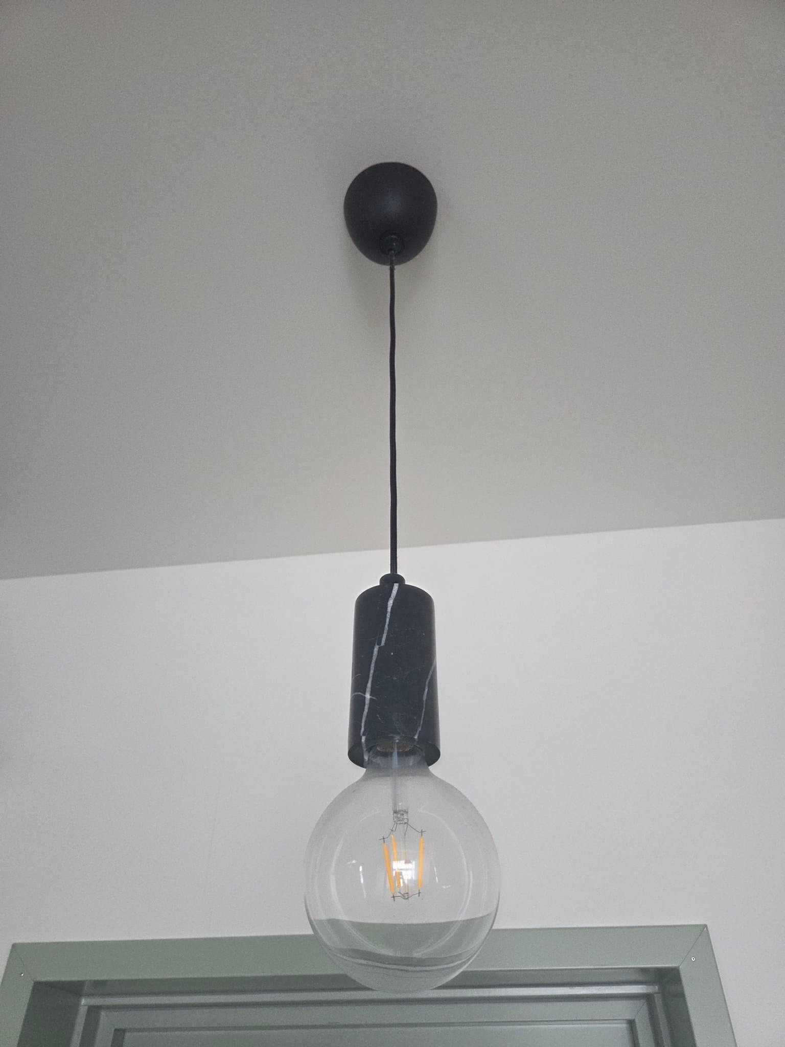 Taklampa med äkta marmor sockel