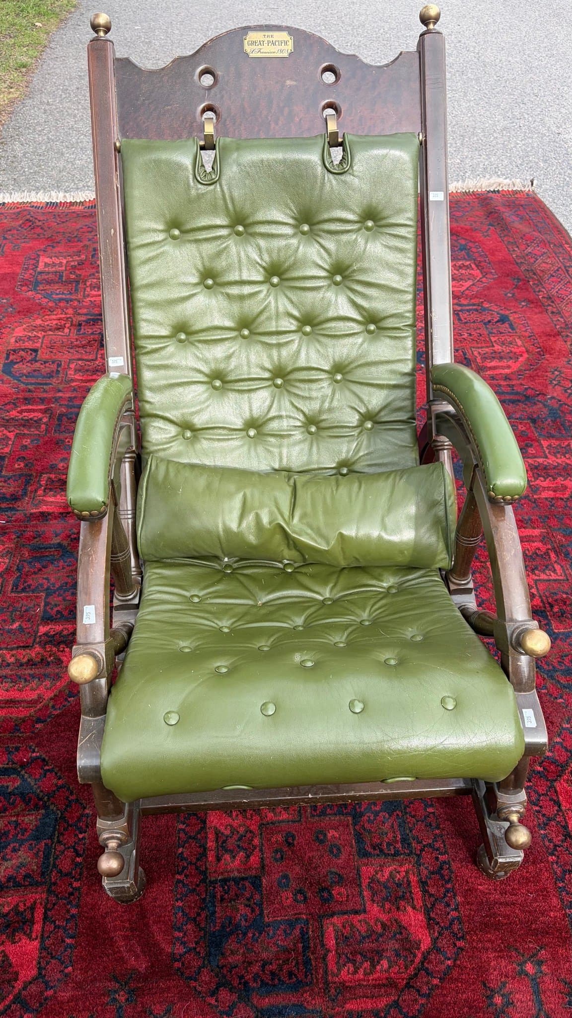 Vilstol i trä och grönt läder