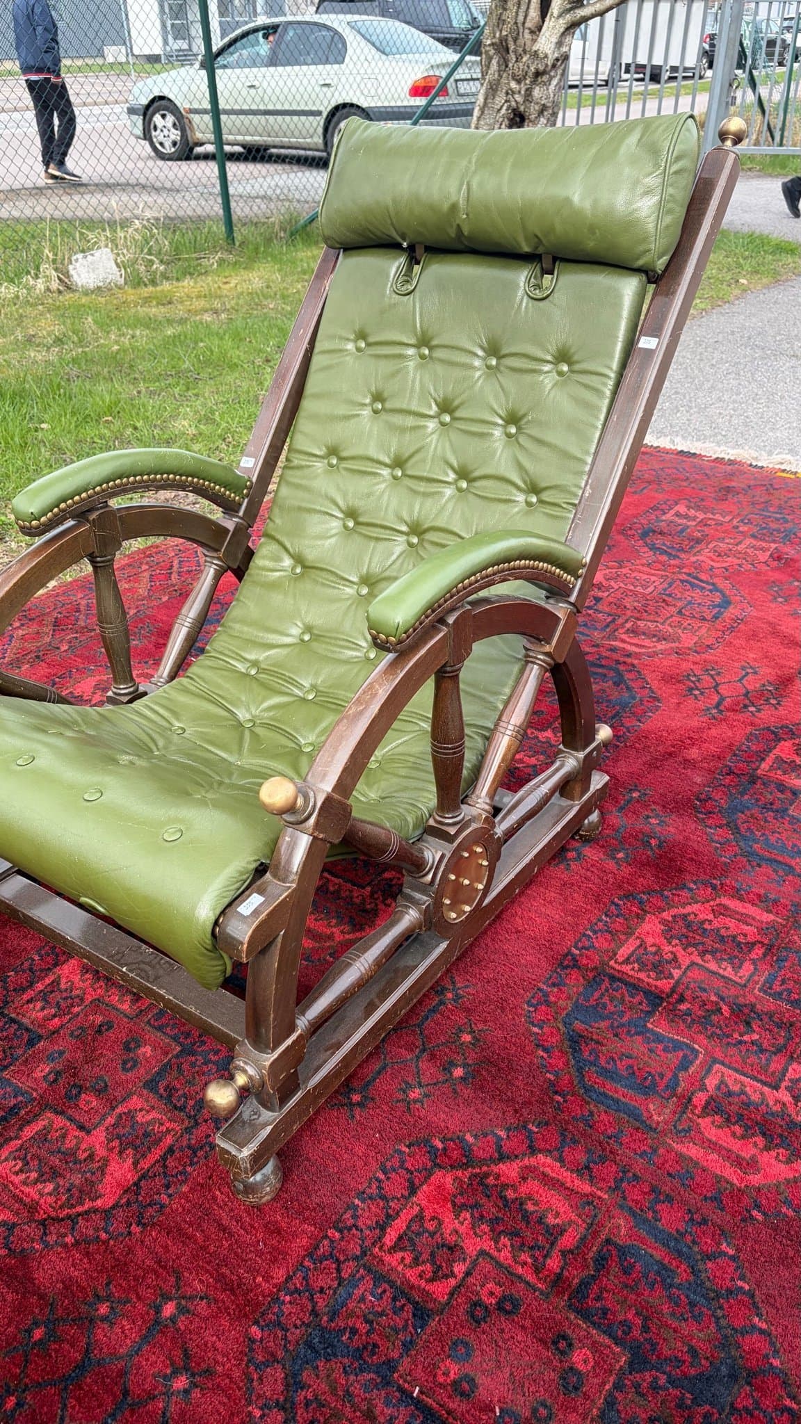 Vilstol i trä och grönt läder