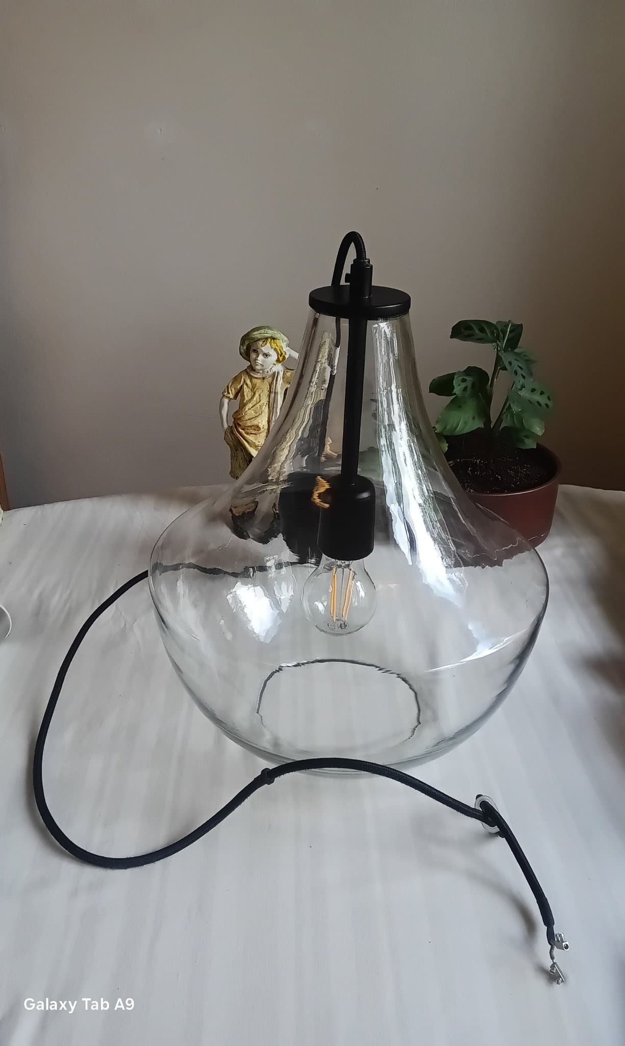 Taklampa i glas och svart metall