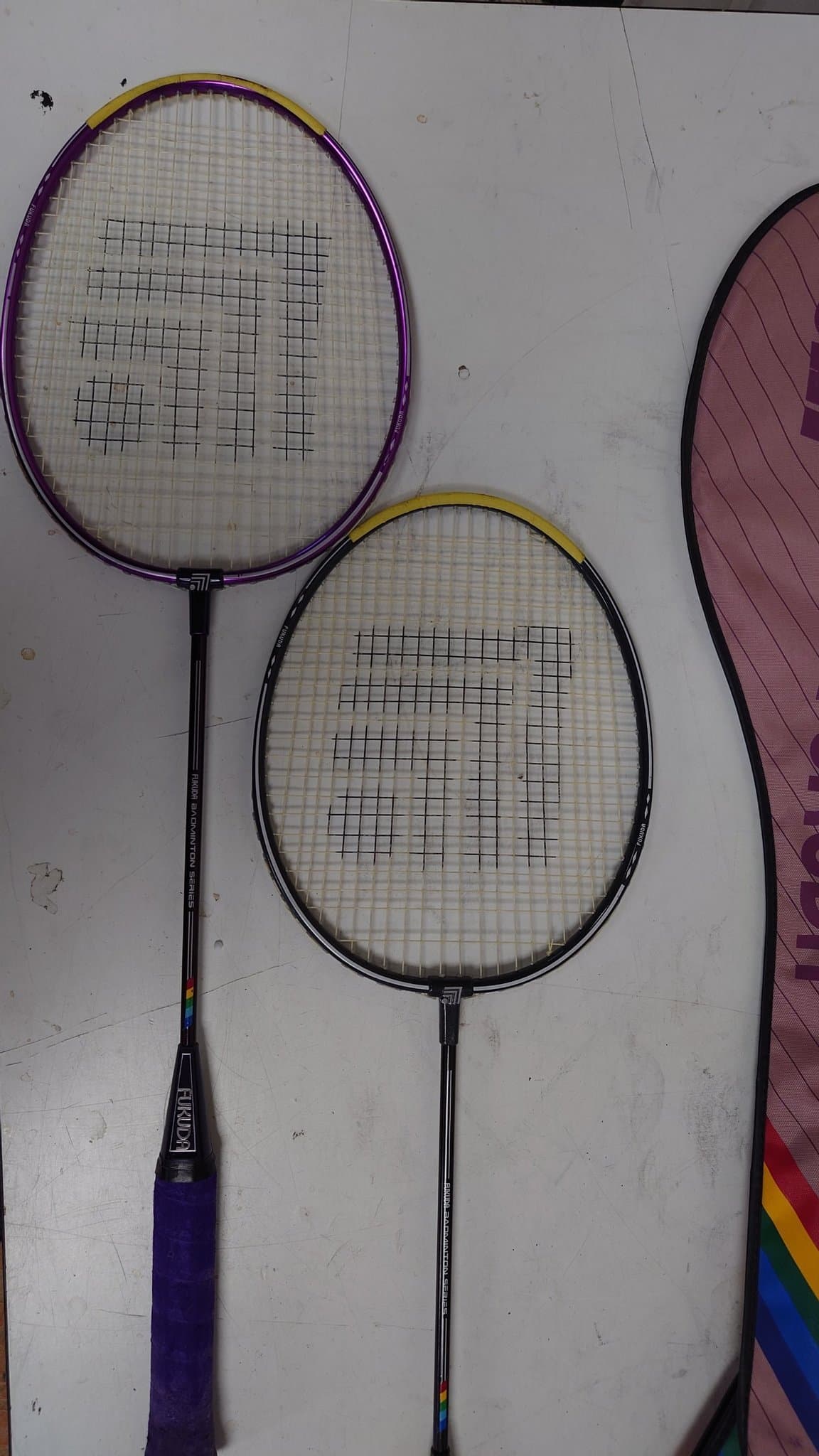 2 stycken Fukuda Badminton Serie S racketar med fodral, 2-pack